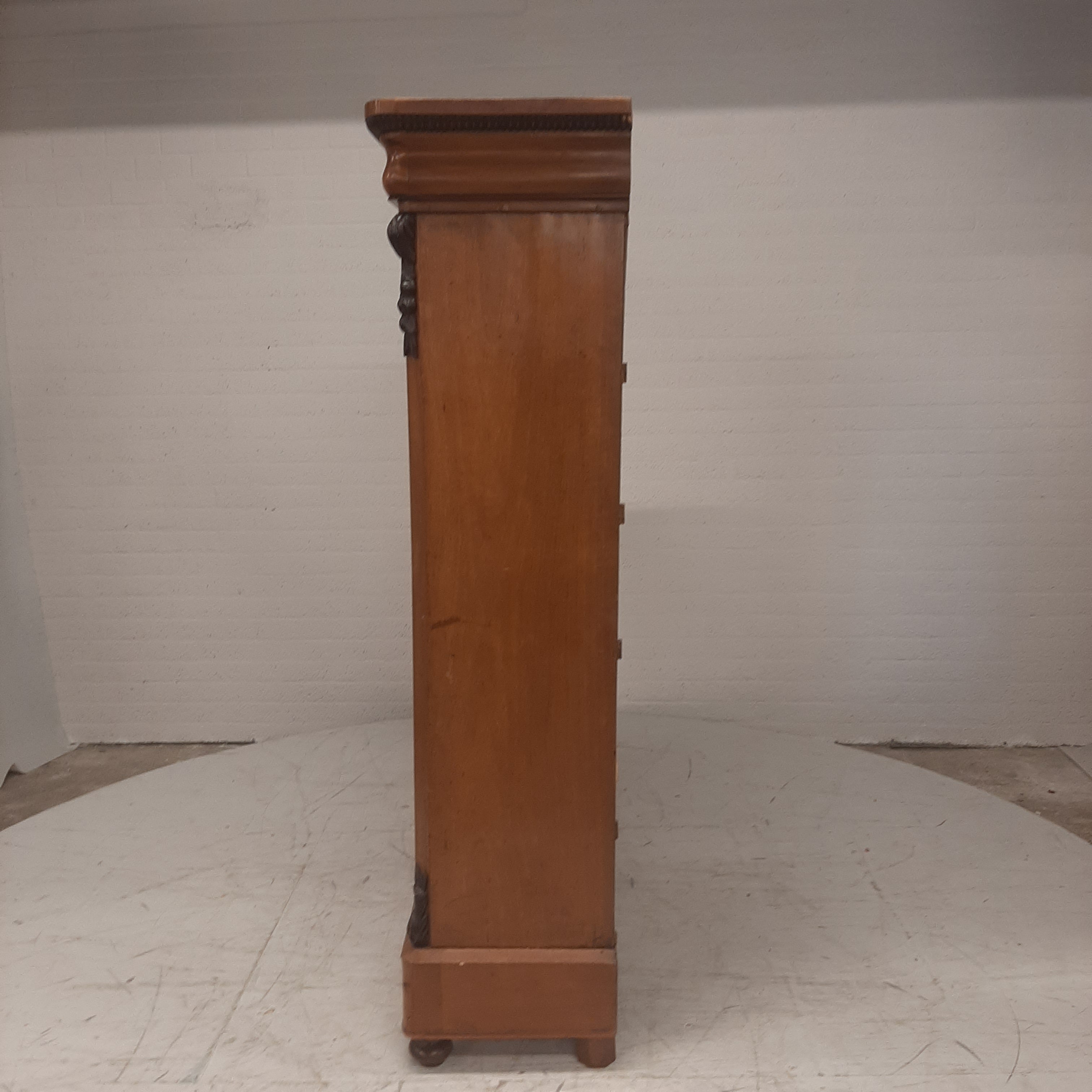 Vitrinekast met 4 glasplaten één grote glasdeur