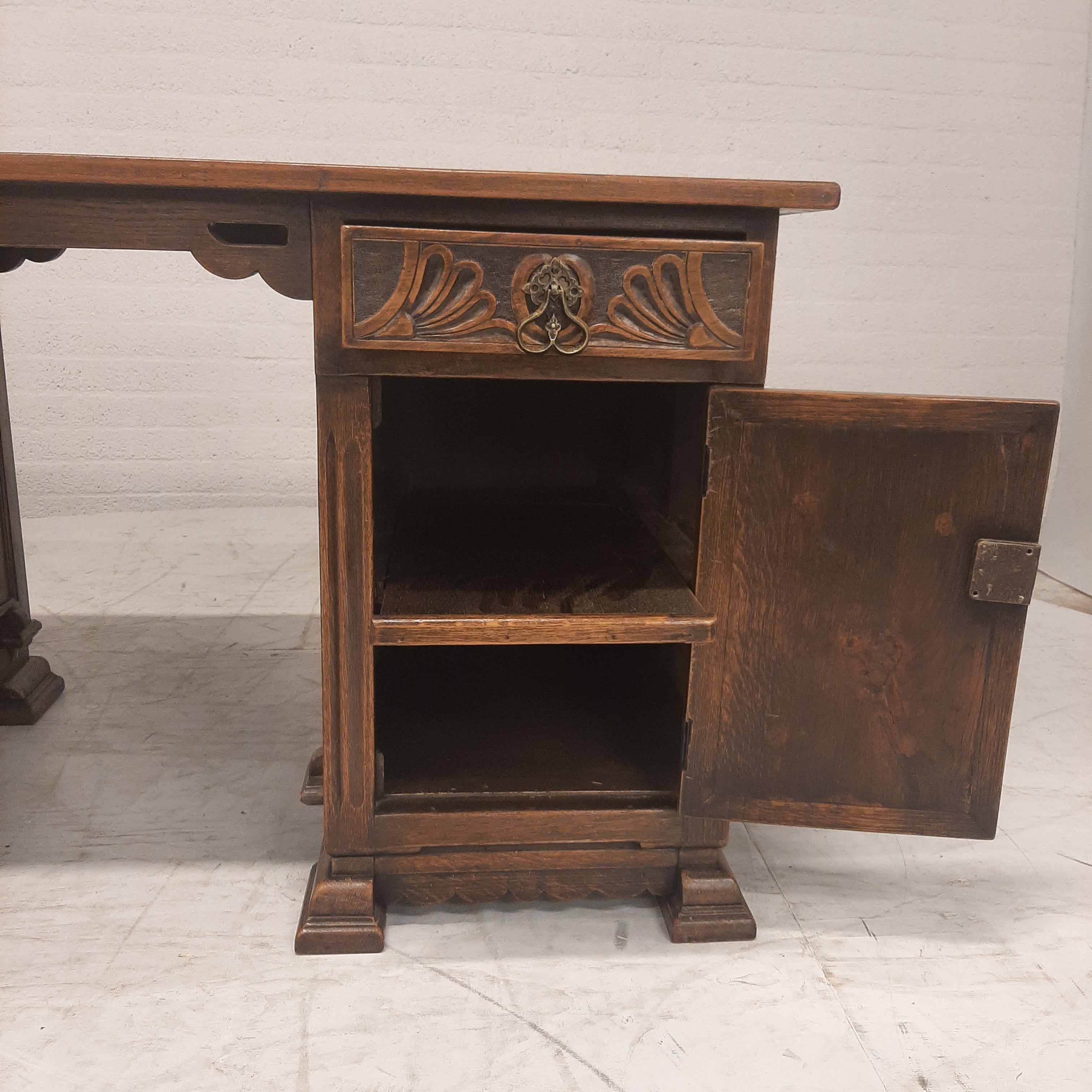 Eiken bureau houtsnijwerk frontjes