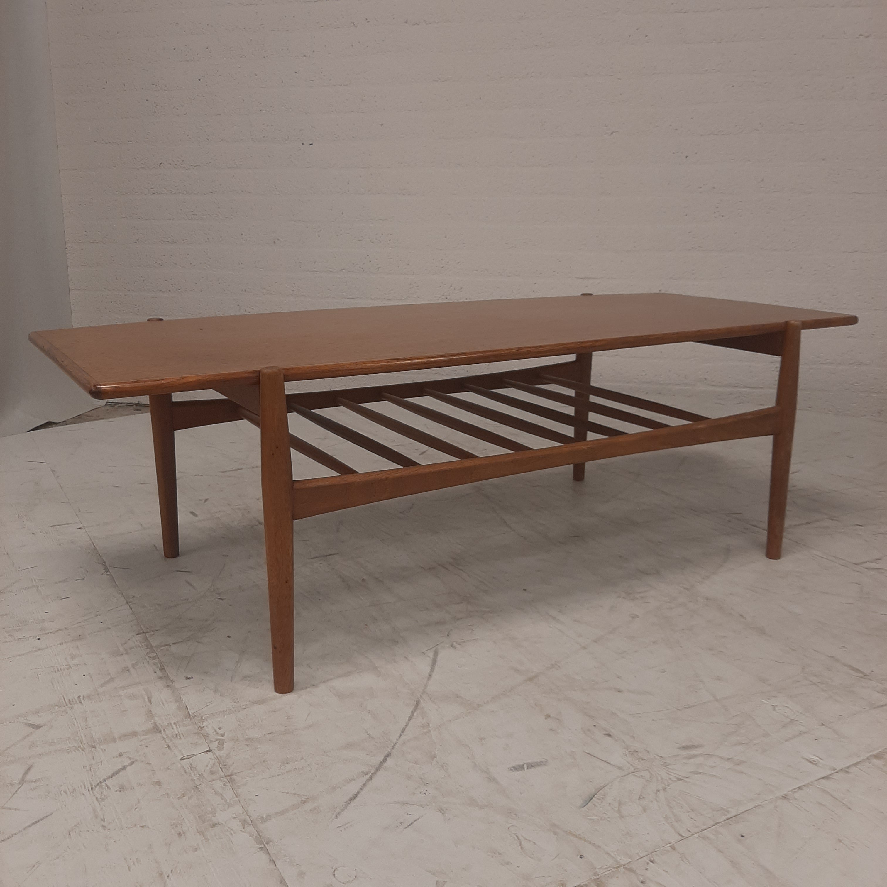 Mid Century modern salontafel met spijlen rek