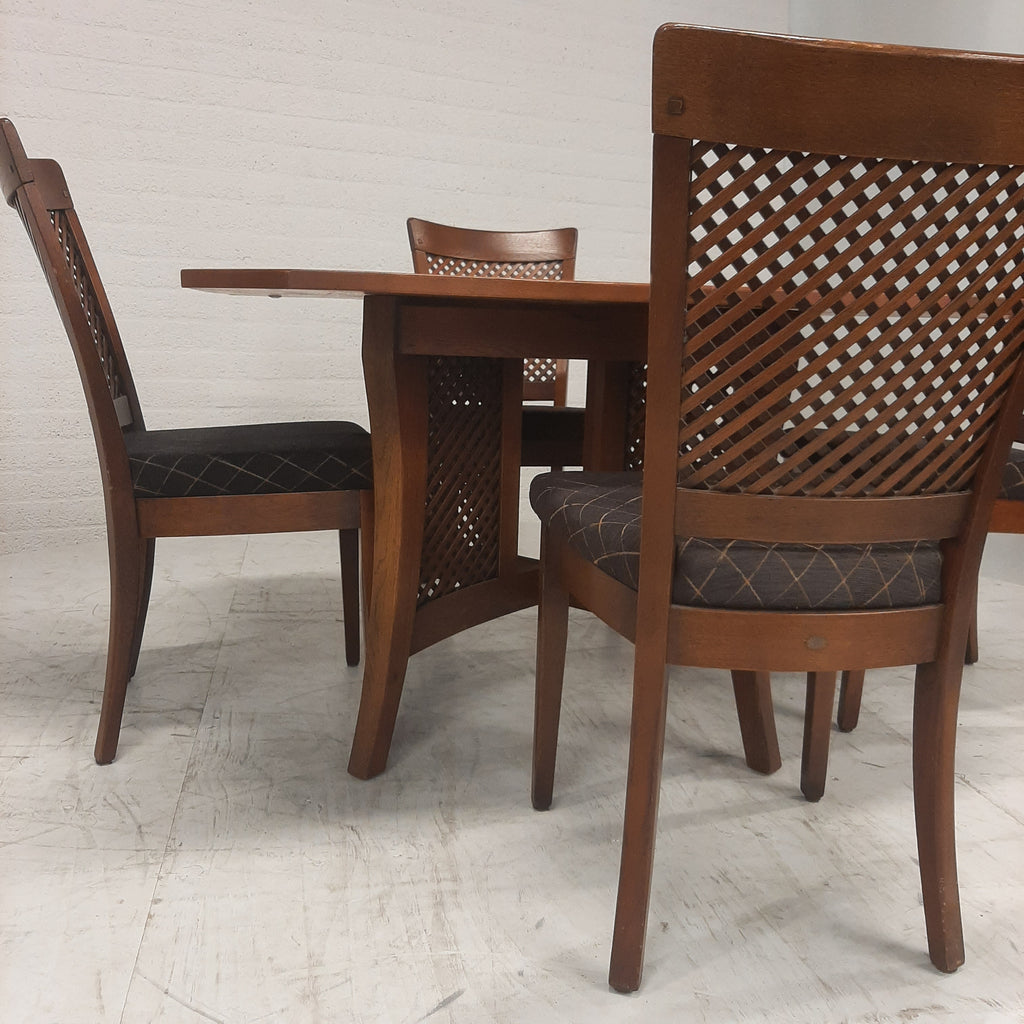 TS design tafel met vier stoelen