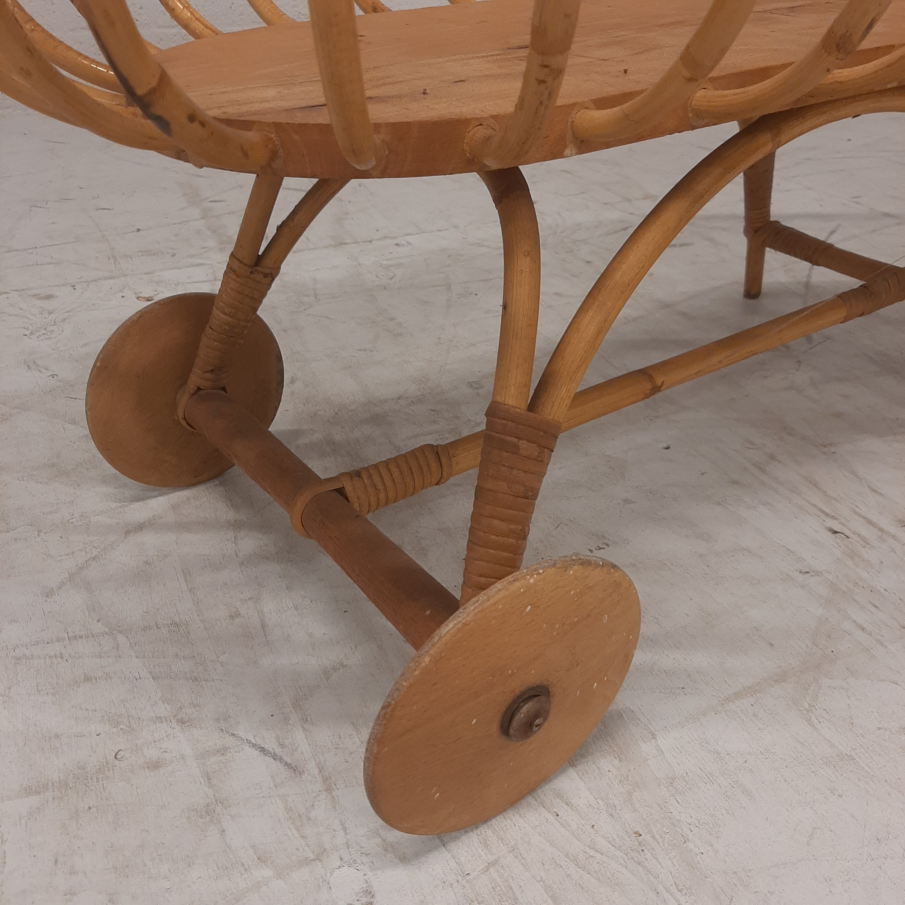 Rotan wieg twee wielen