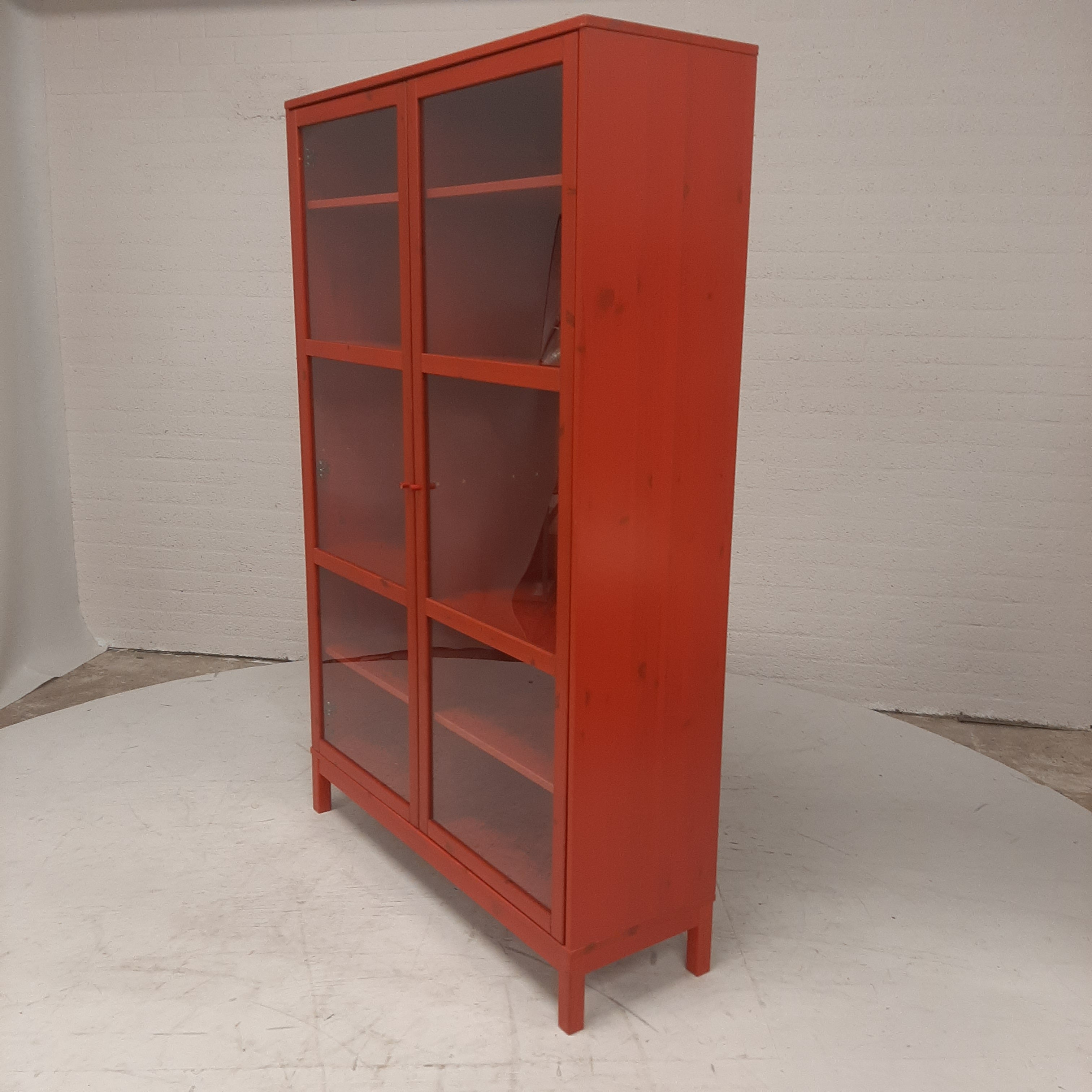 Rode Ikea vitrinekast