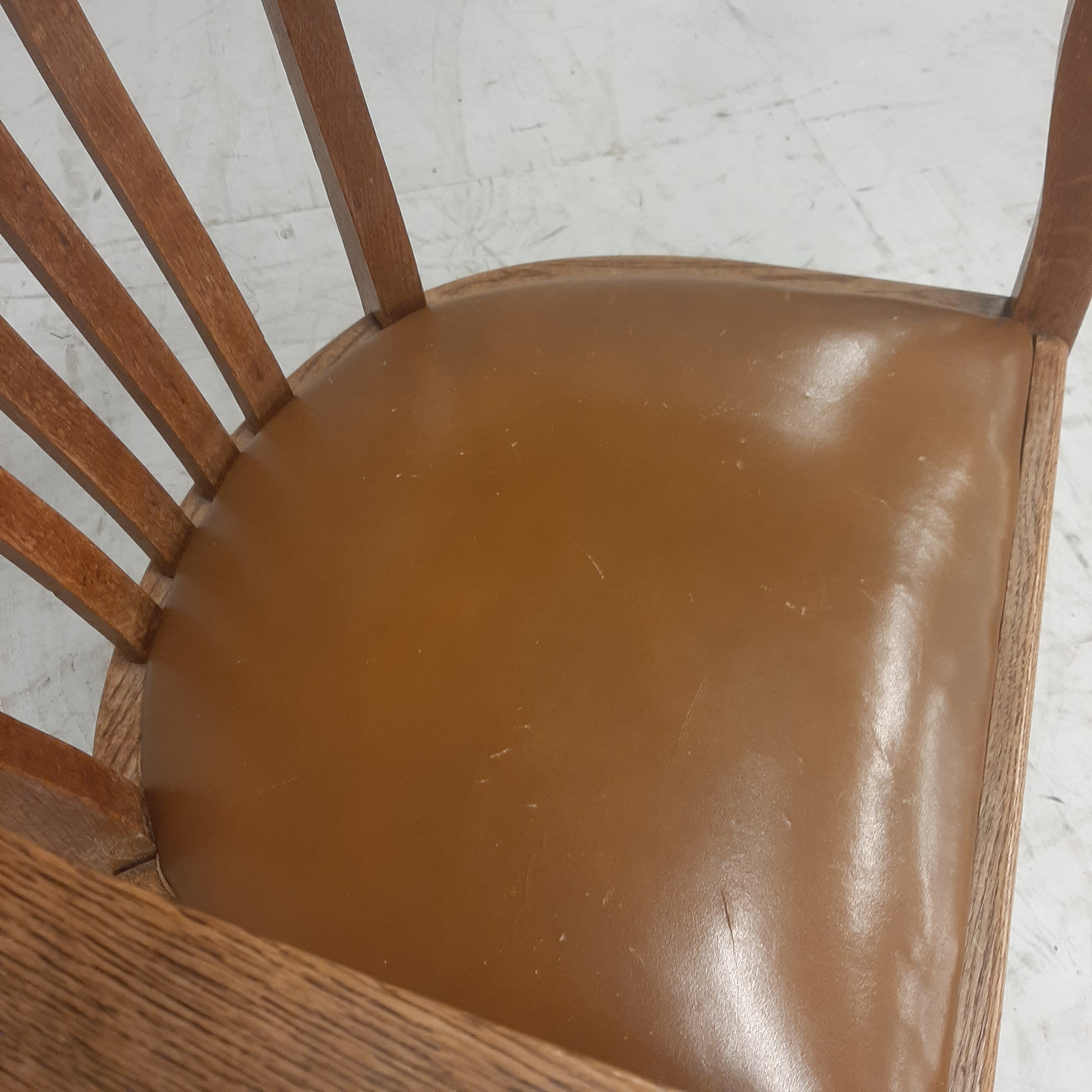 Thonet model armstoel bruin leren zitting