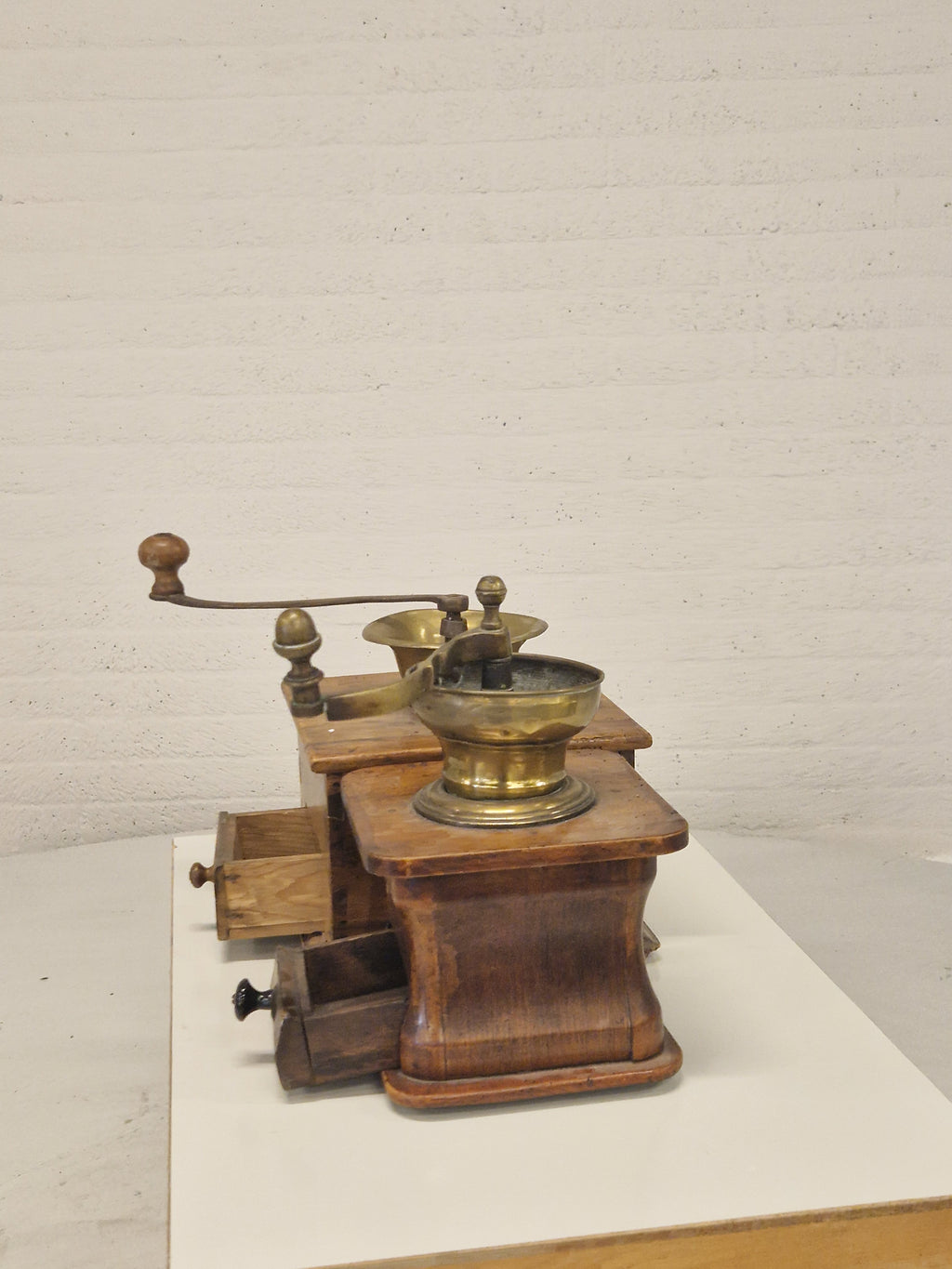 Twee antieke koffiemolens, p.s. 35