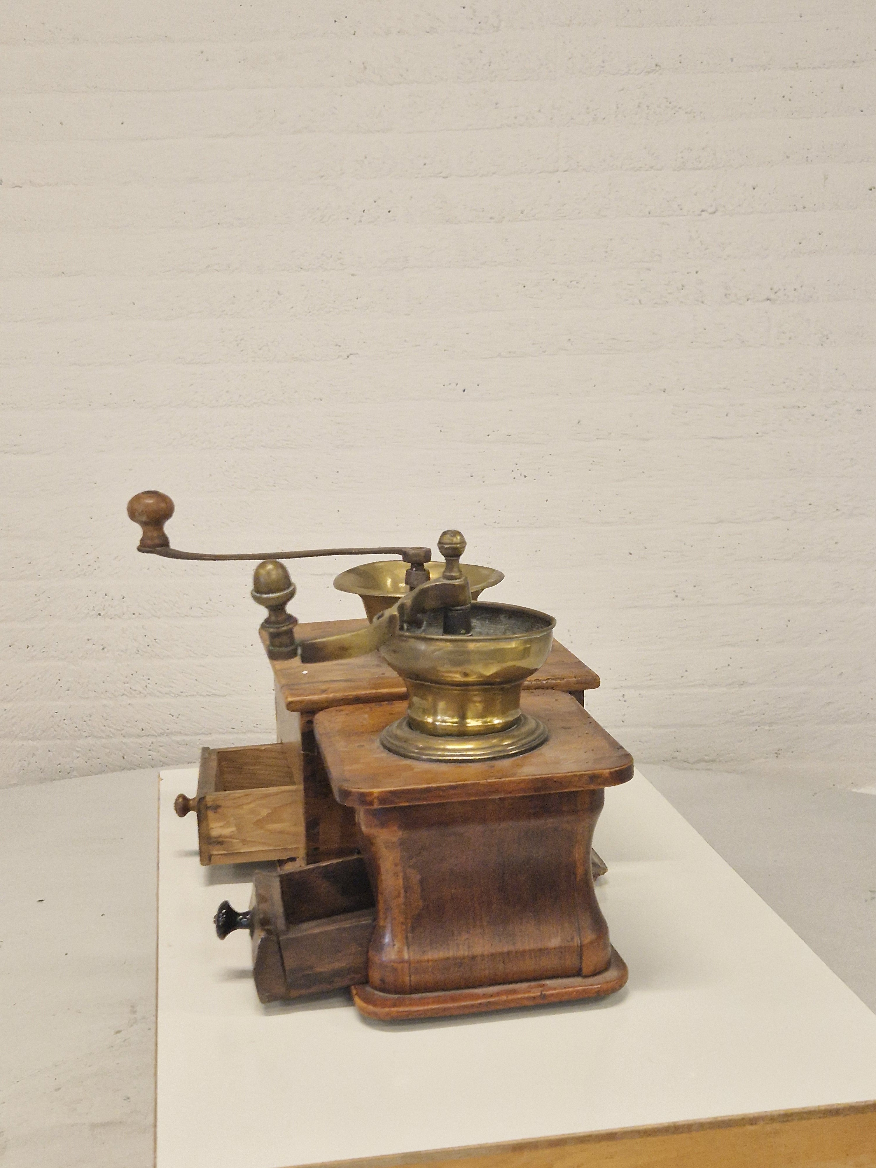 Twee antieke koffiemolens, p.s. 35