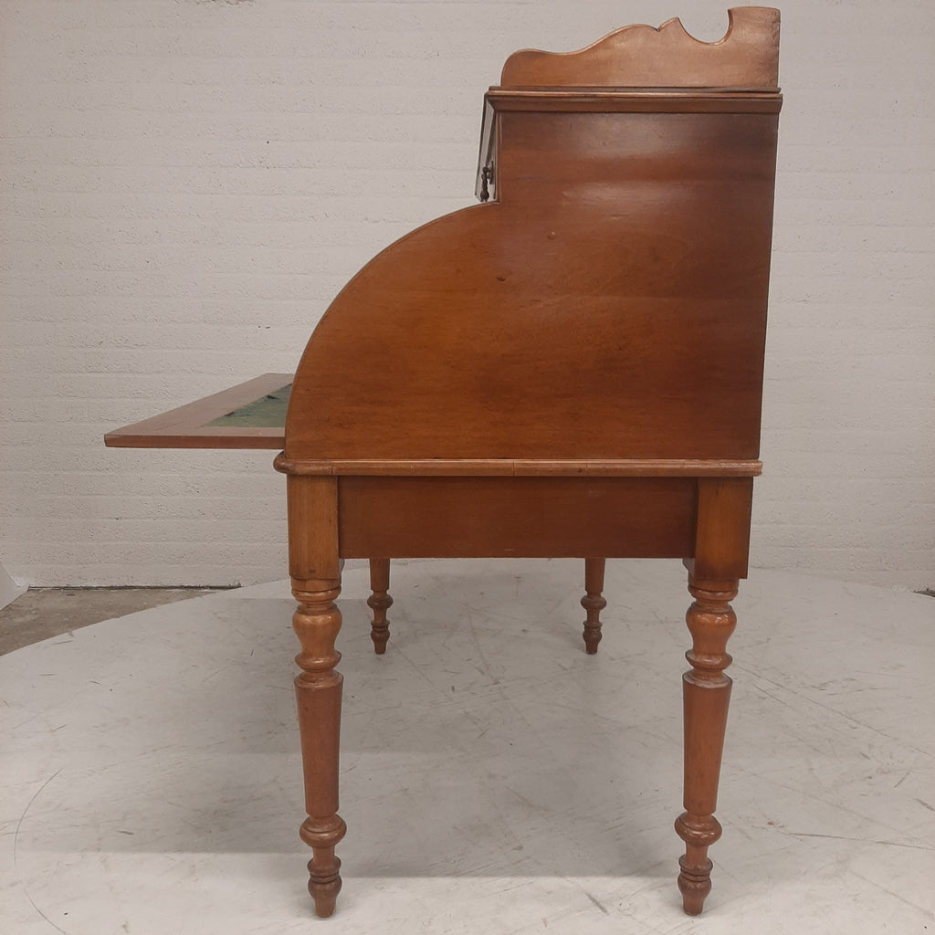 Antieke secretaire sierlijk bewerkt