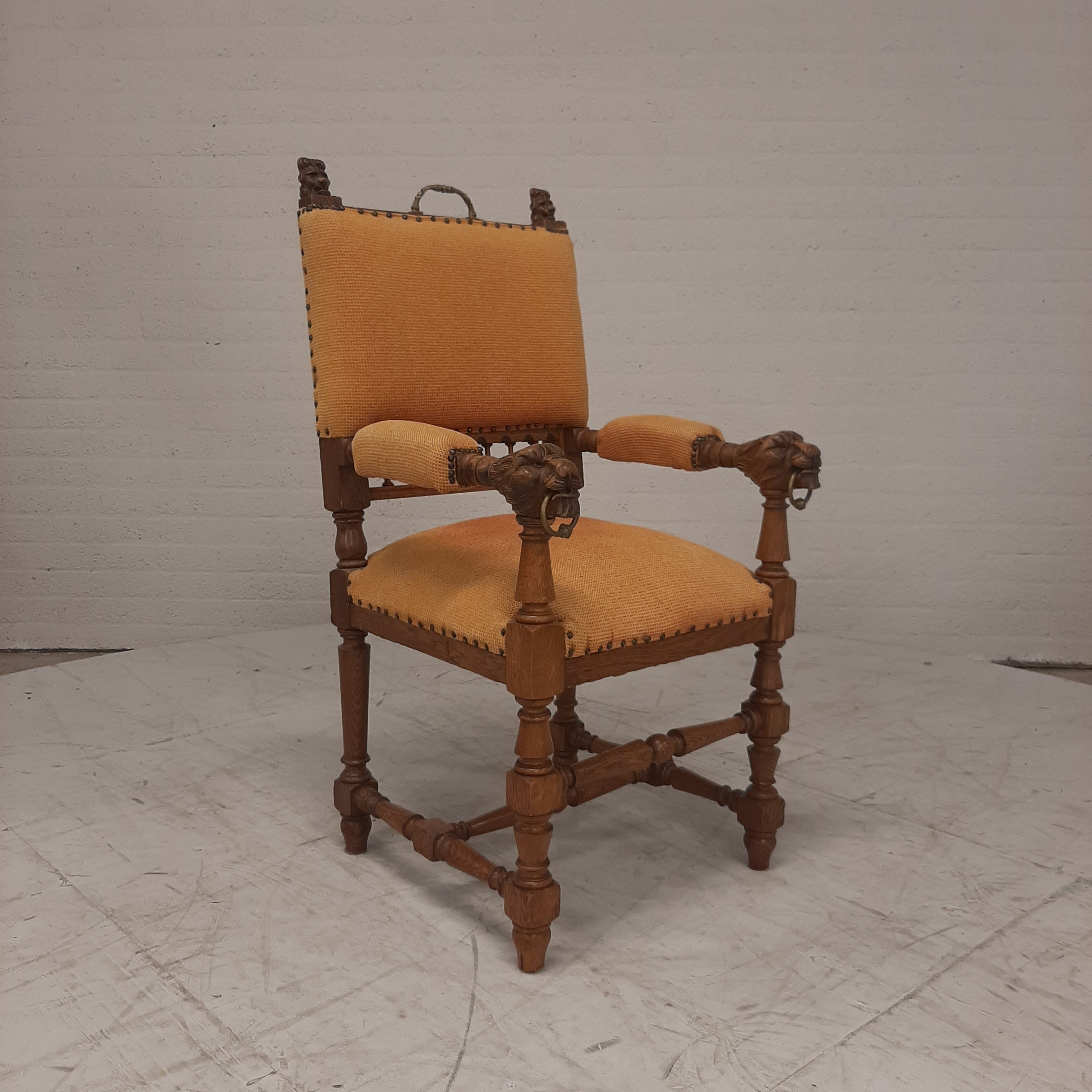 Kasteelstoel met leeuwenkoppen