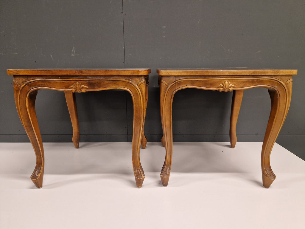 Twee identieke bijzettafels