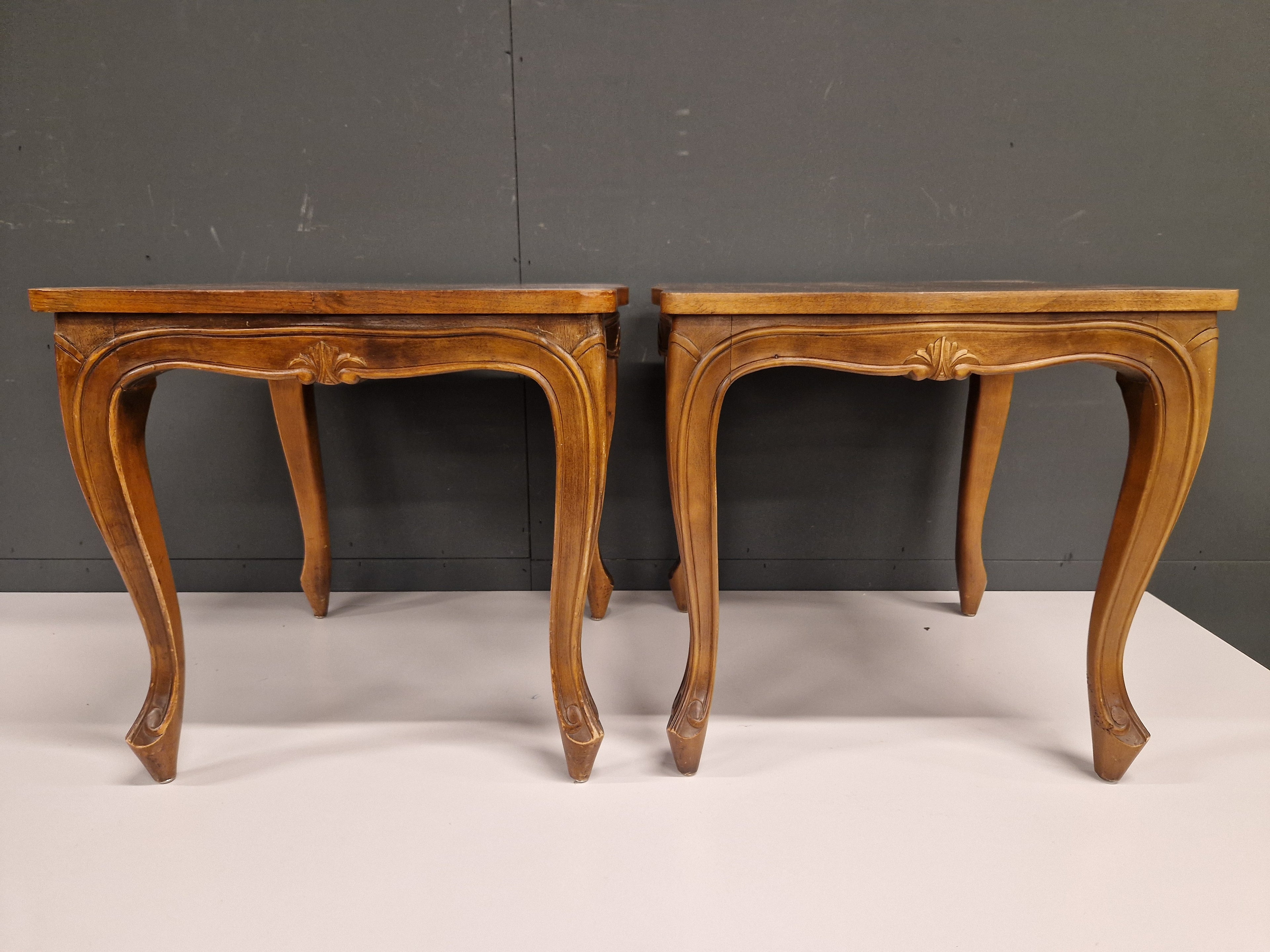 Twee identieke bijzettafels