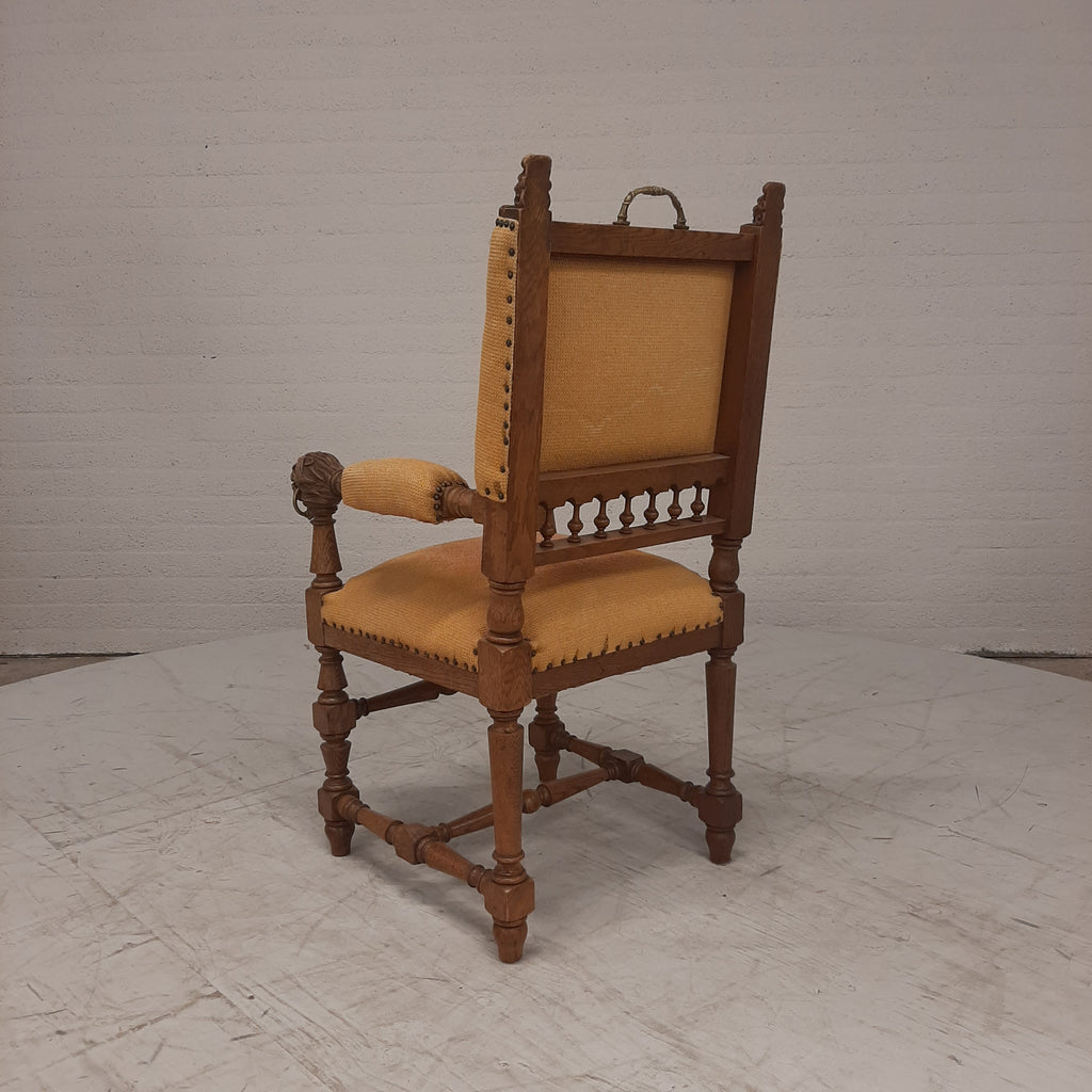 Kasteelstoel met leeuwenkoppen