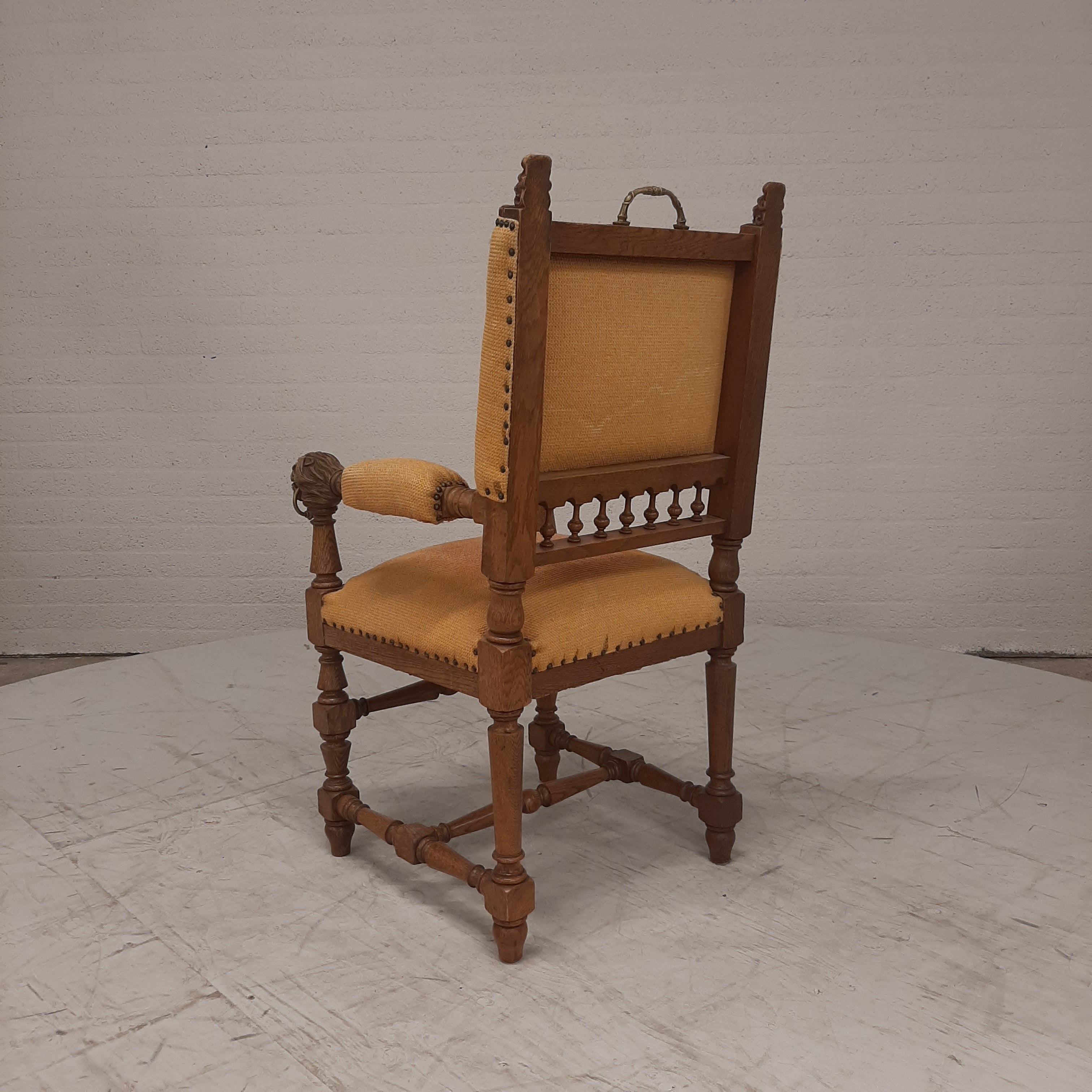 Kasteelstoel met leeuwenkoppen