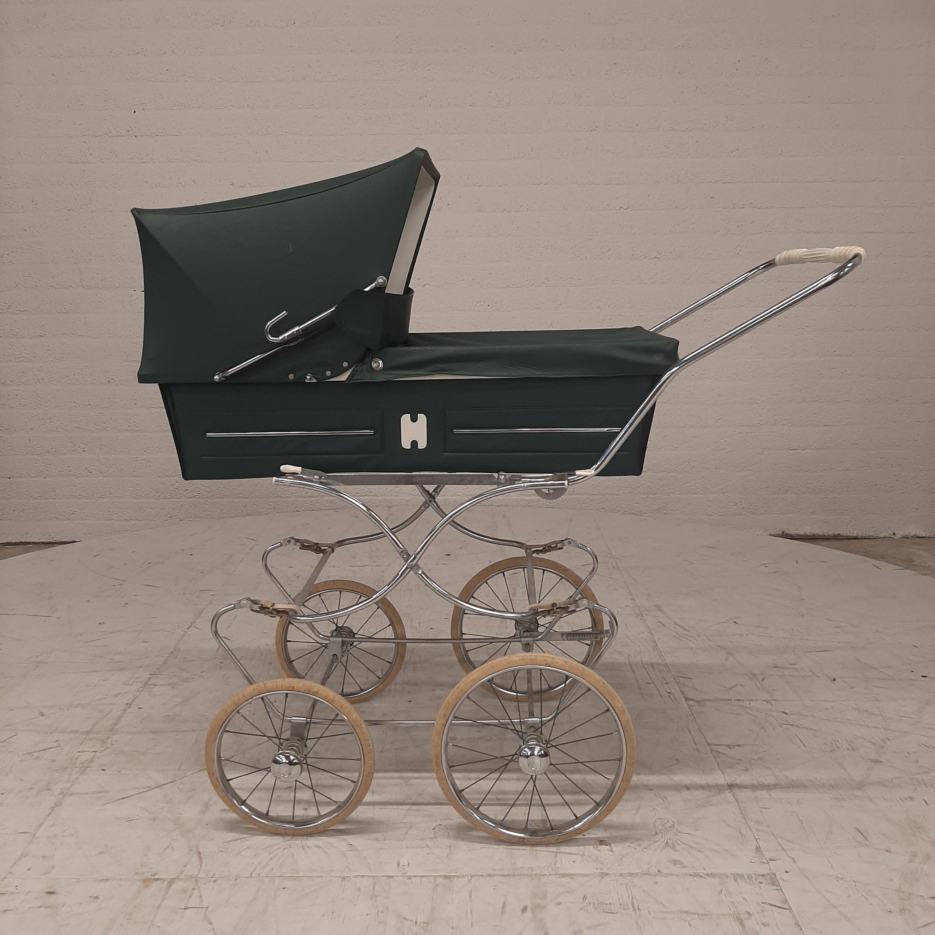 Vintage kinderwagen groen