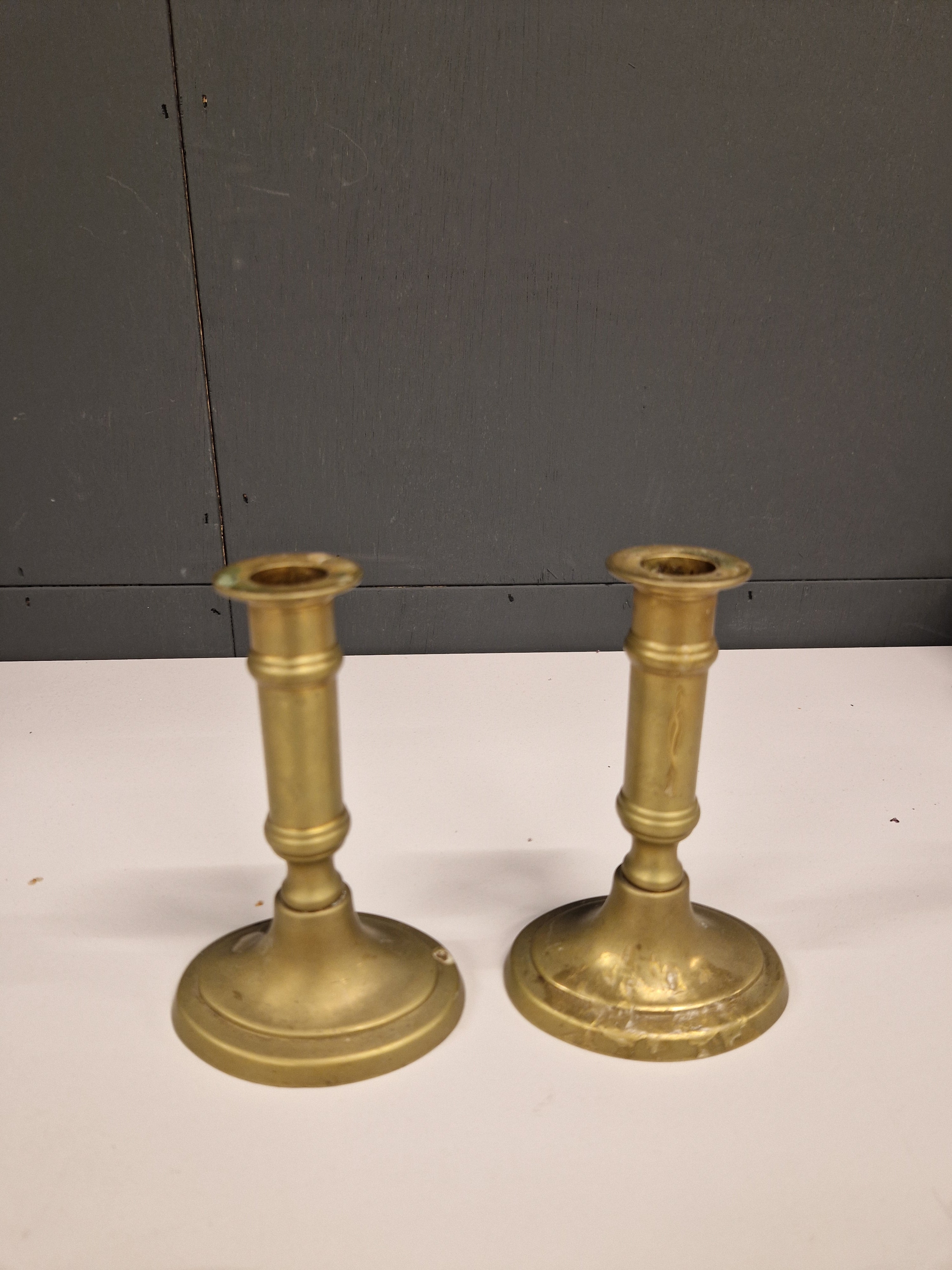 Twee oude kaarsenstandaard, messing