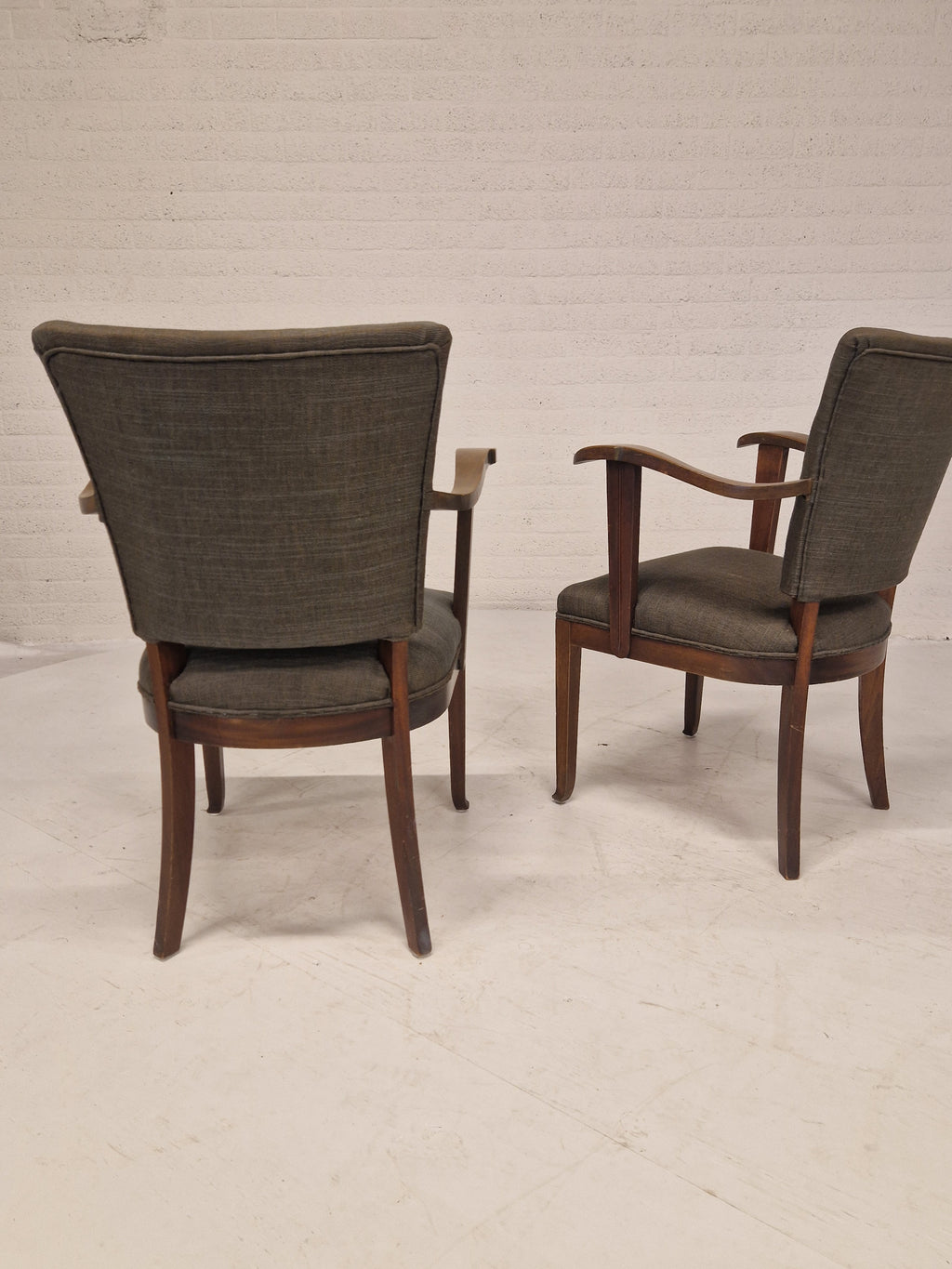 2 stoelen met gebogen armleuning