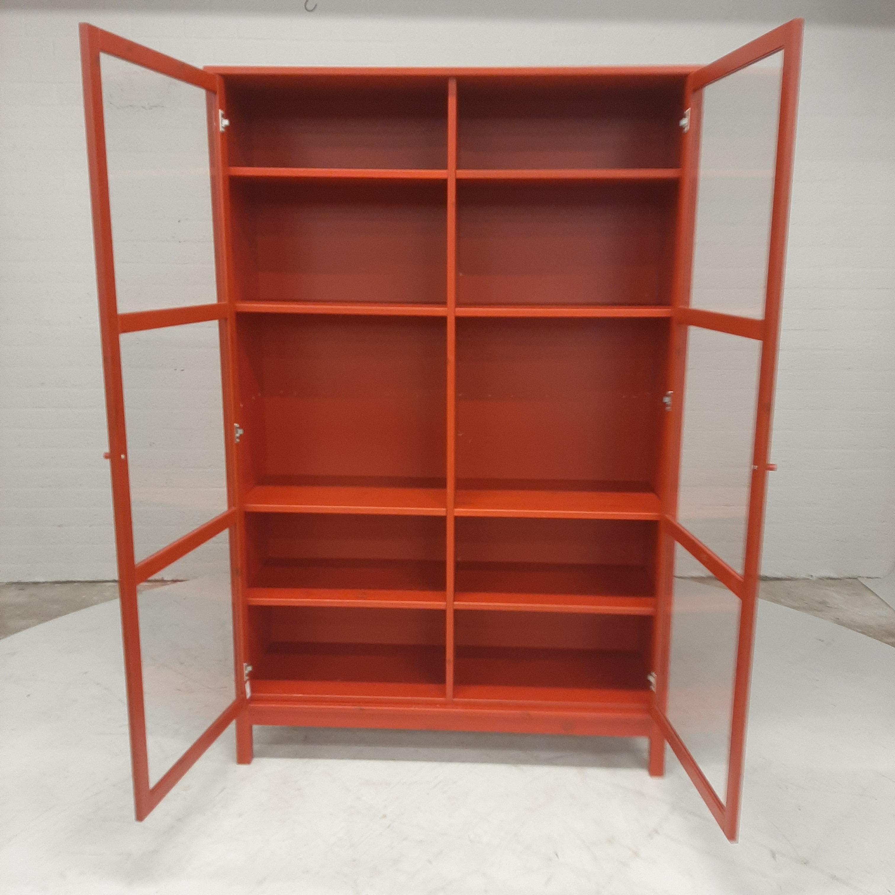 Rode Ikea vitrinekast
