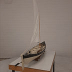Model zeilboot in zwart / wit