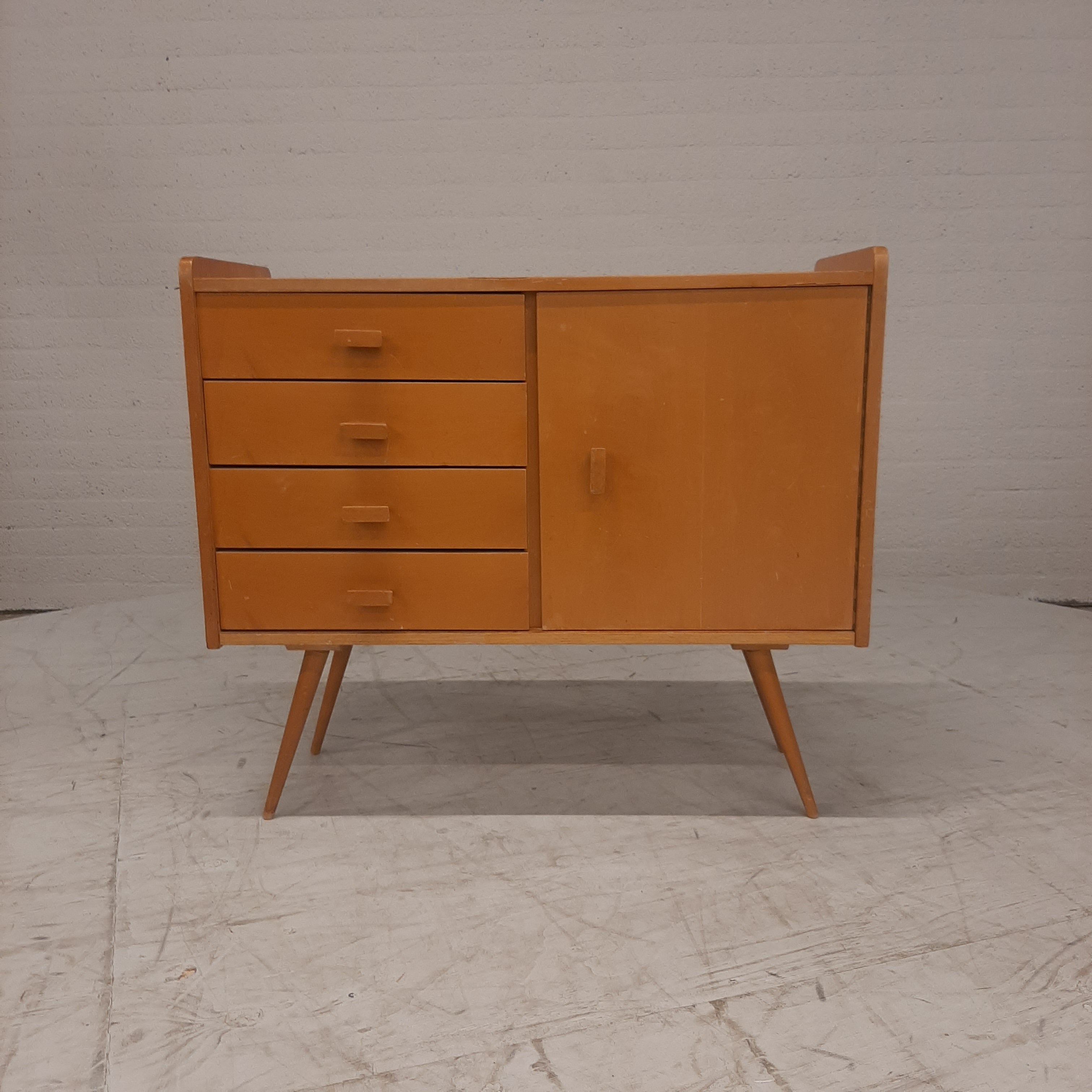 Houten kastje 4 lades en deurtje