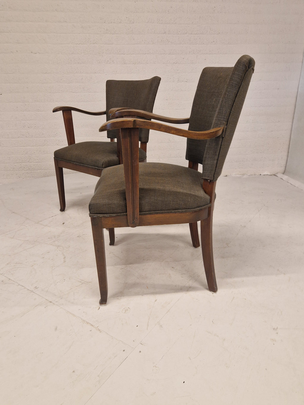 2 stoelen met gebogen armleuning