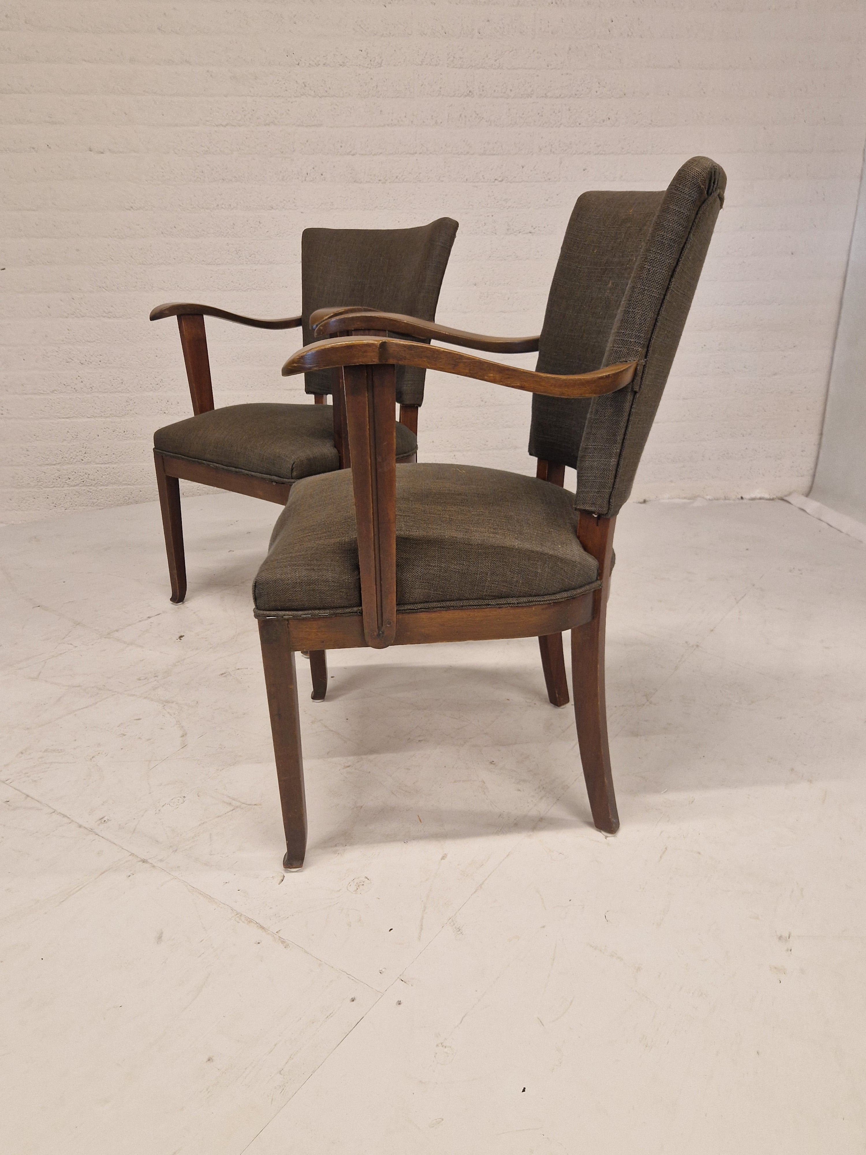 2 stoelen met gebogen armleuning