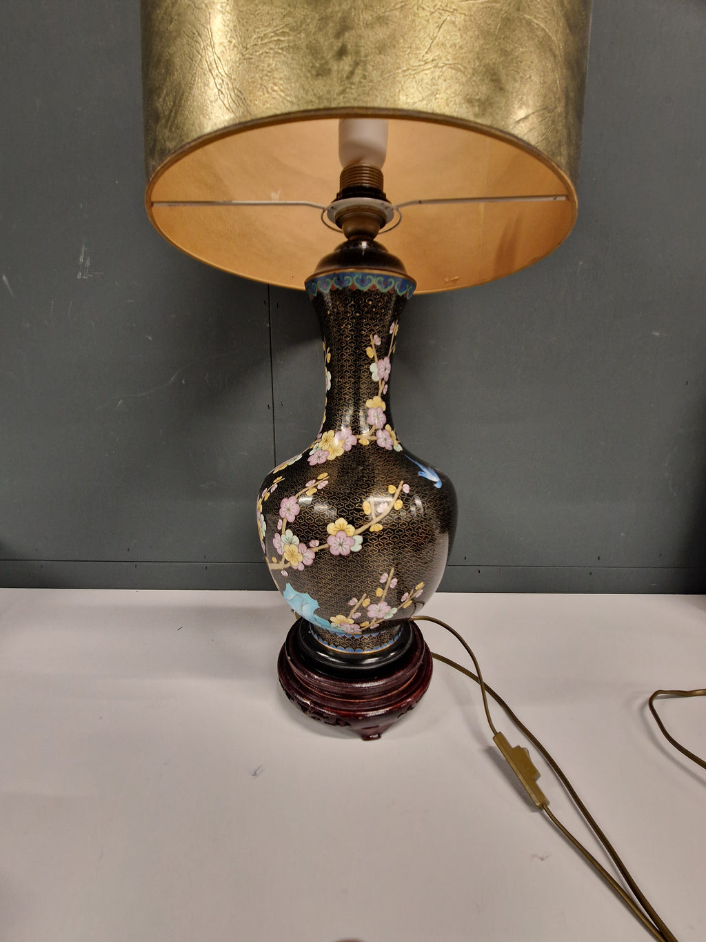 Chinese cloisonne vaaslamp met sokkel