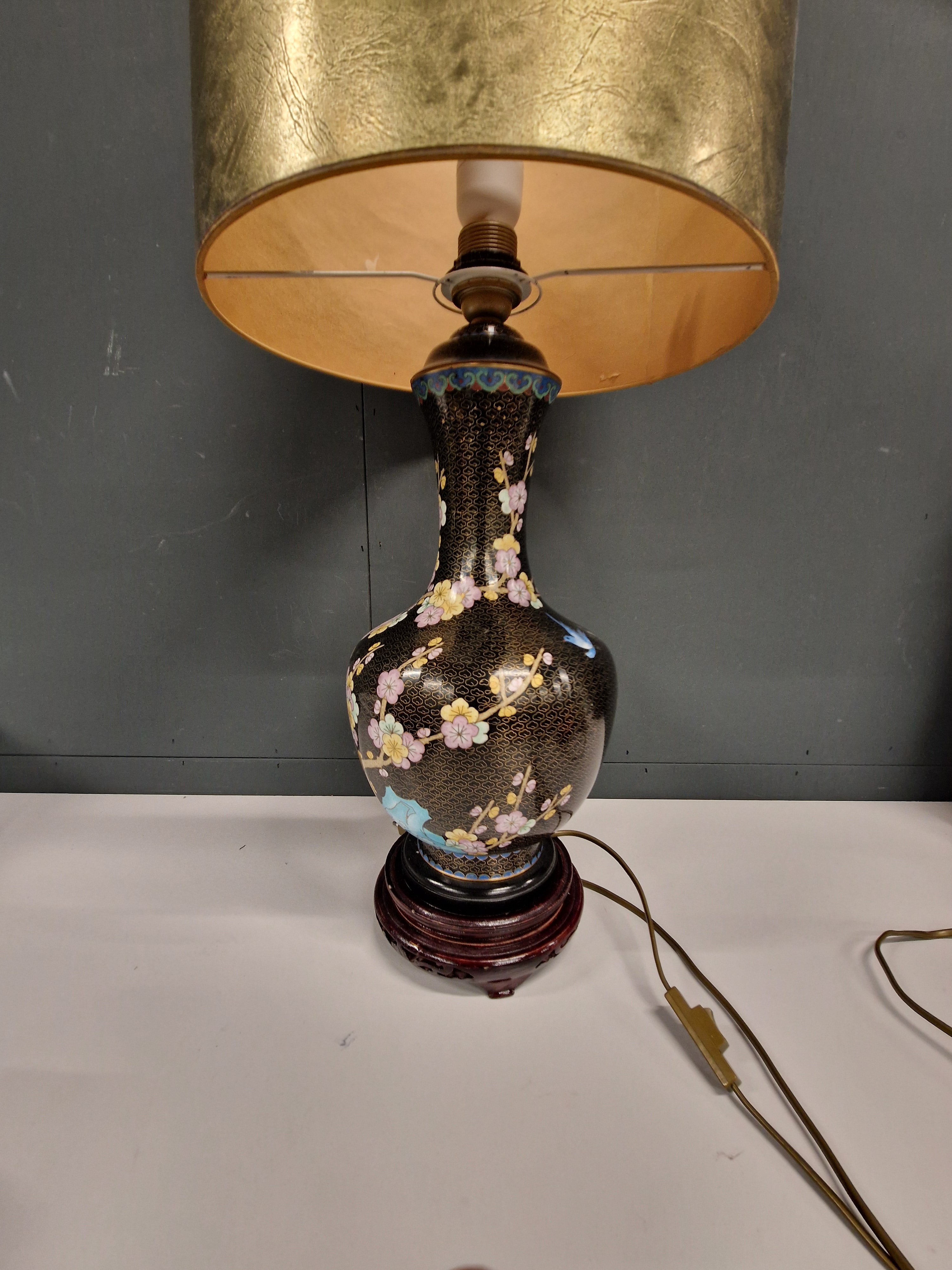 Chinese cloisonne vaaslamp met sokkel