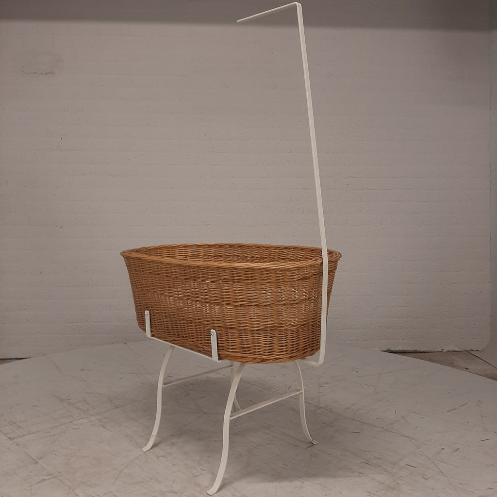 Vintage rotan wieg wit ijzeren onderstel