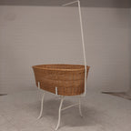Vintage rotan wieg wit ijzeren onderstel