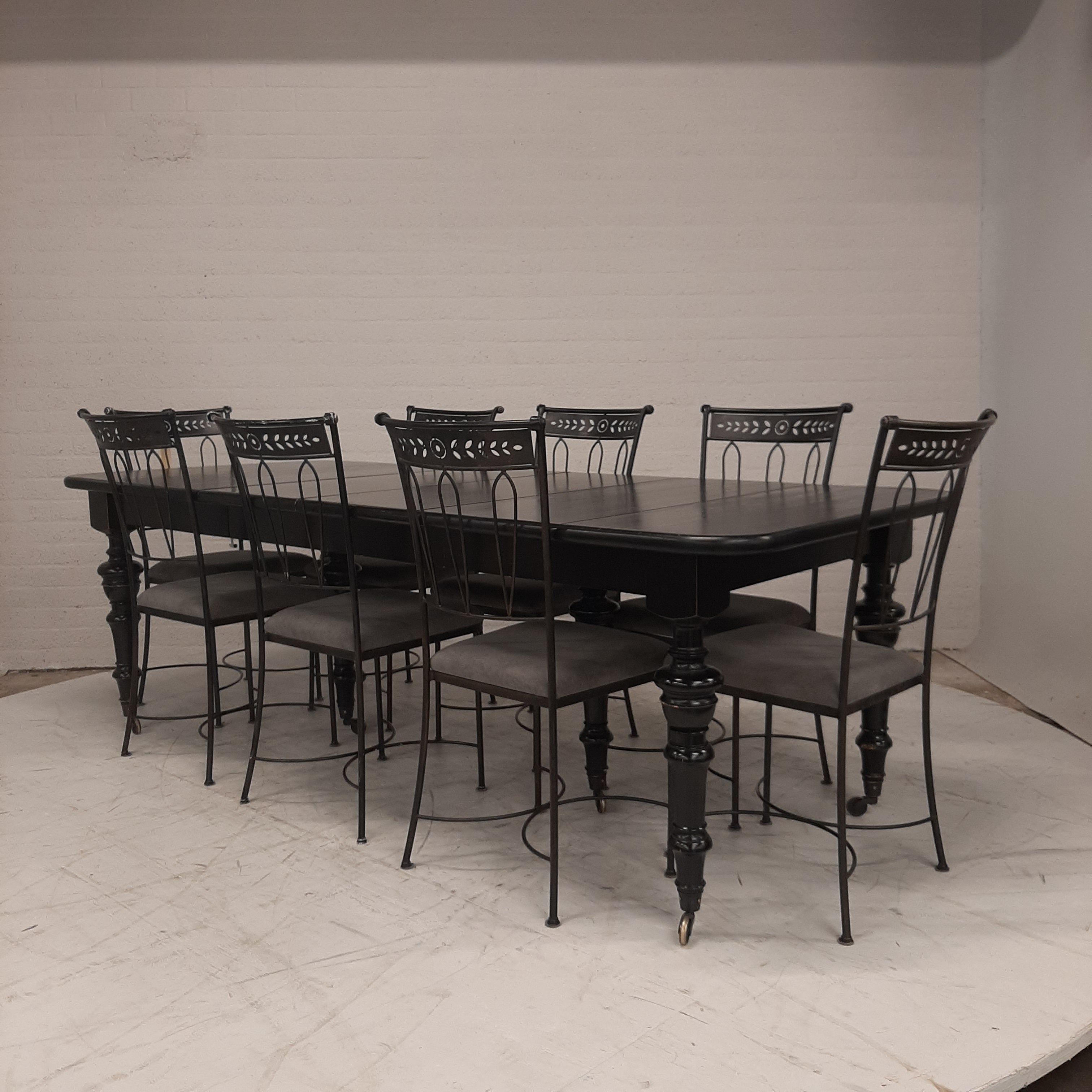 Set eettafel met 8 ijzeren Hobel Nizza stoelen