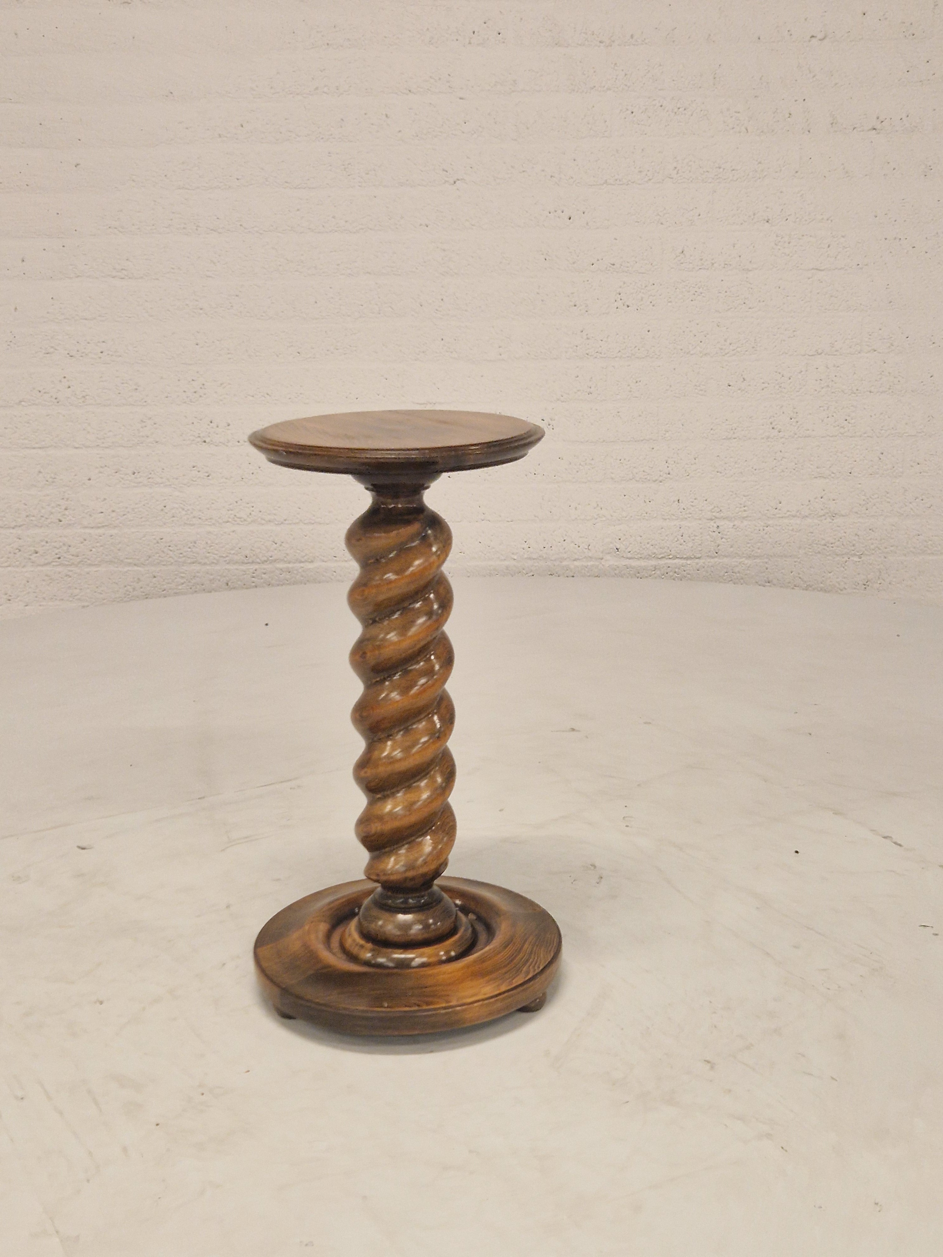 Plantentafel met gedraaid hout