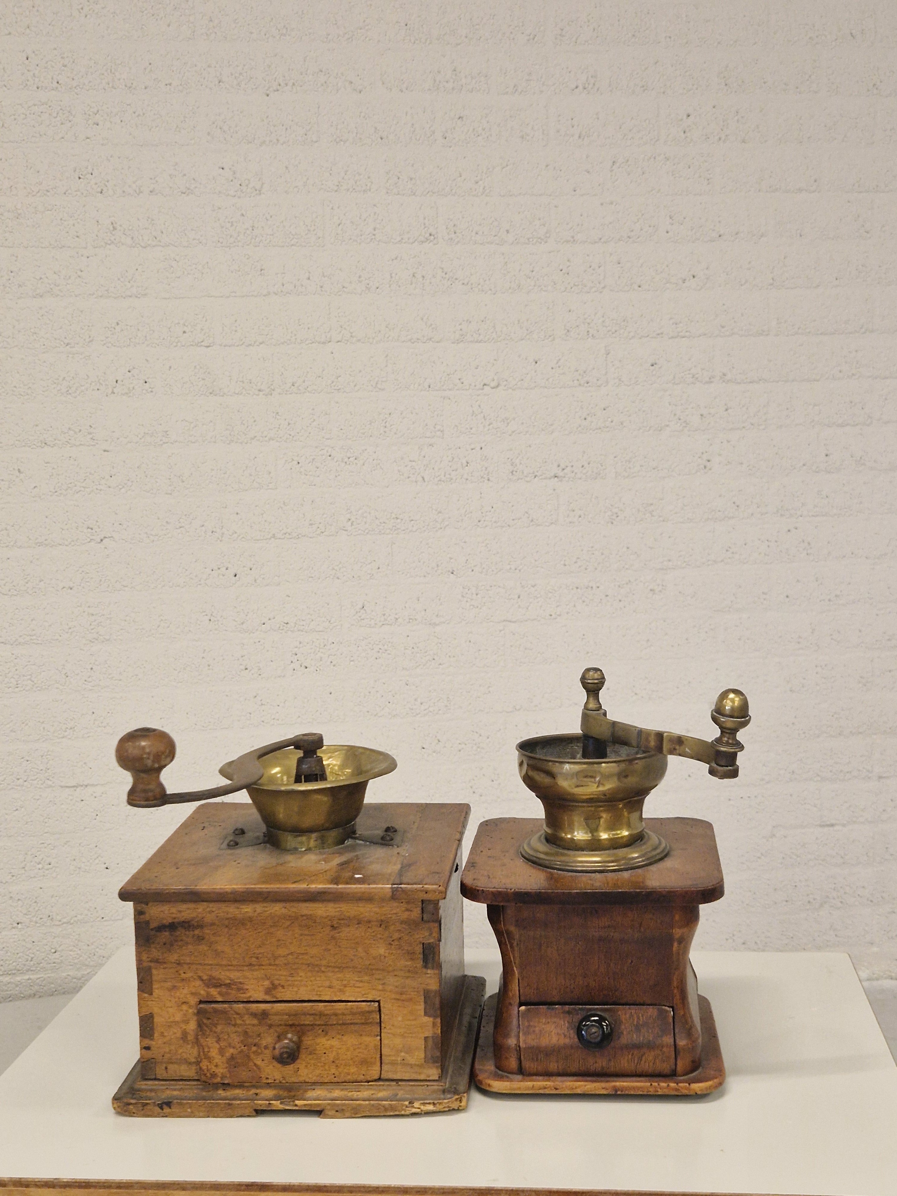 Twee antieke koffiemolens, p.s. 35
