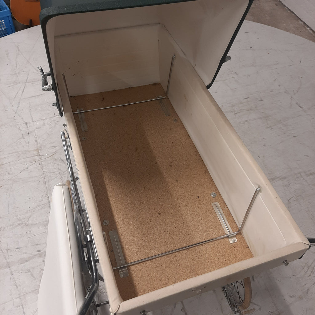 Vintage kinderwagen groen