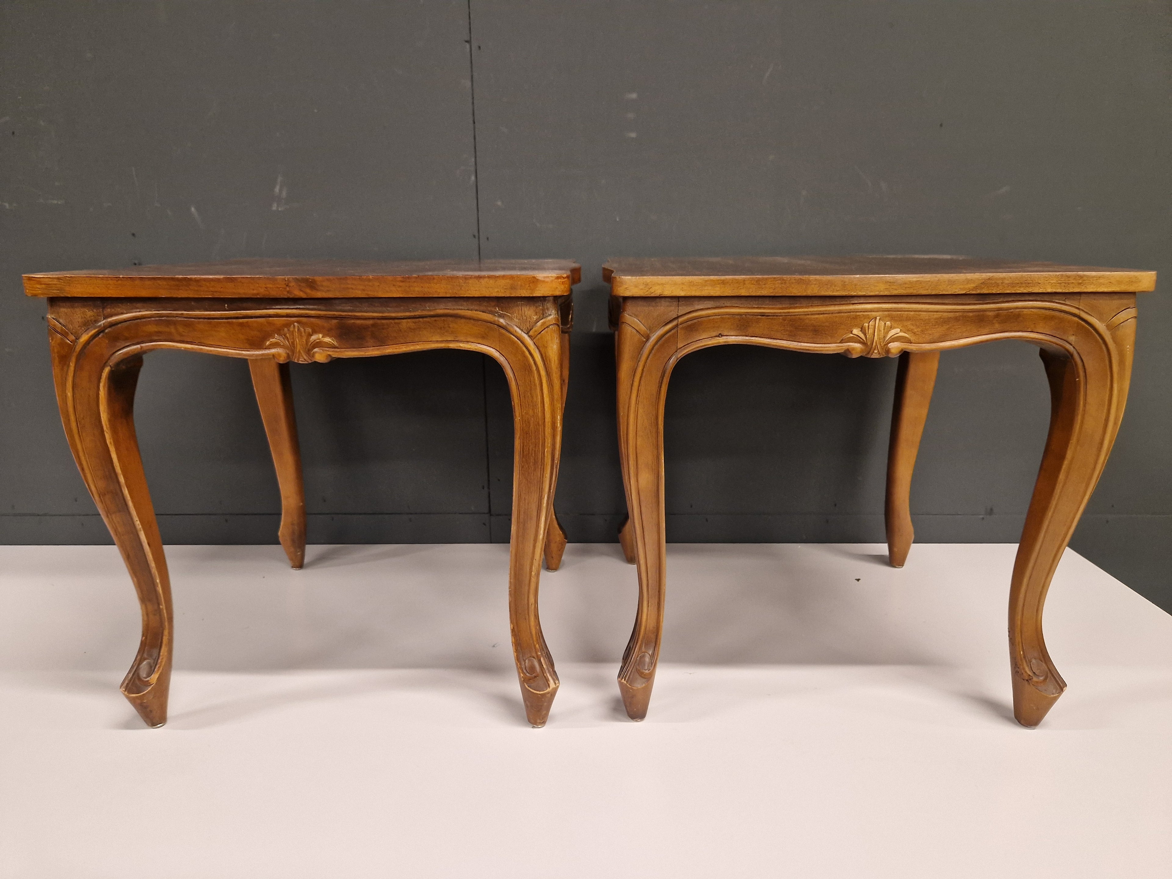 Twee identieke bijzettafels