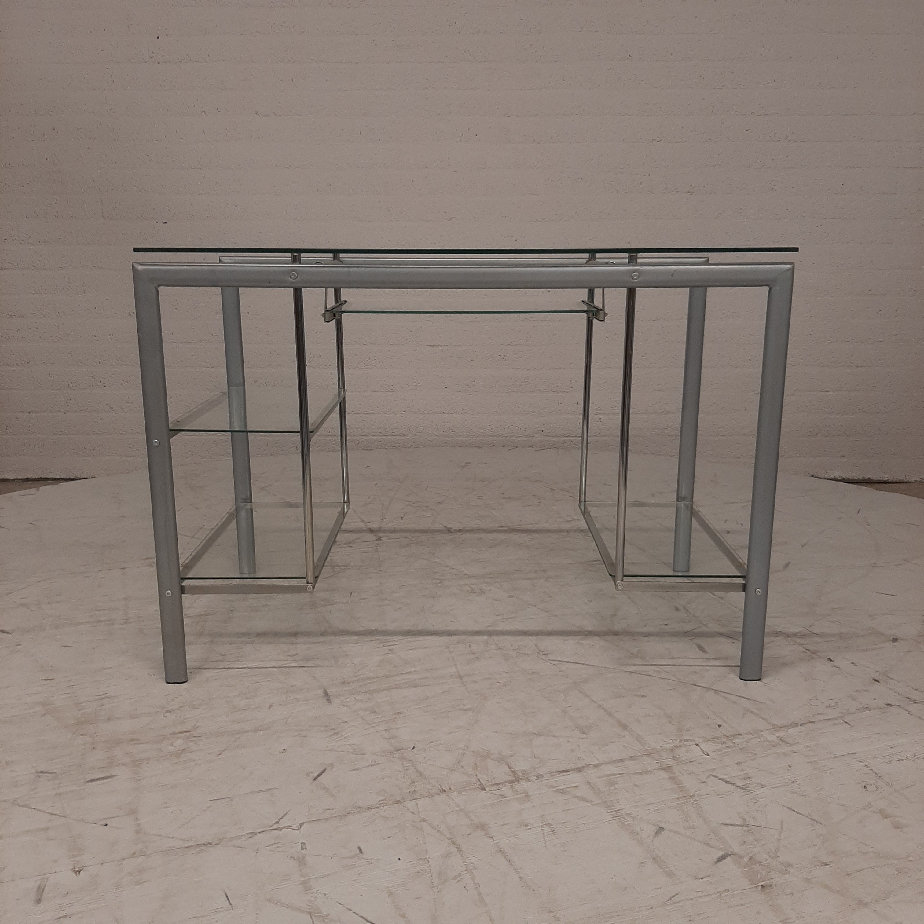 Glazen bureau op buizenframe
