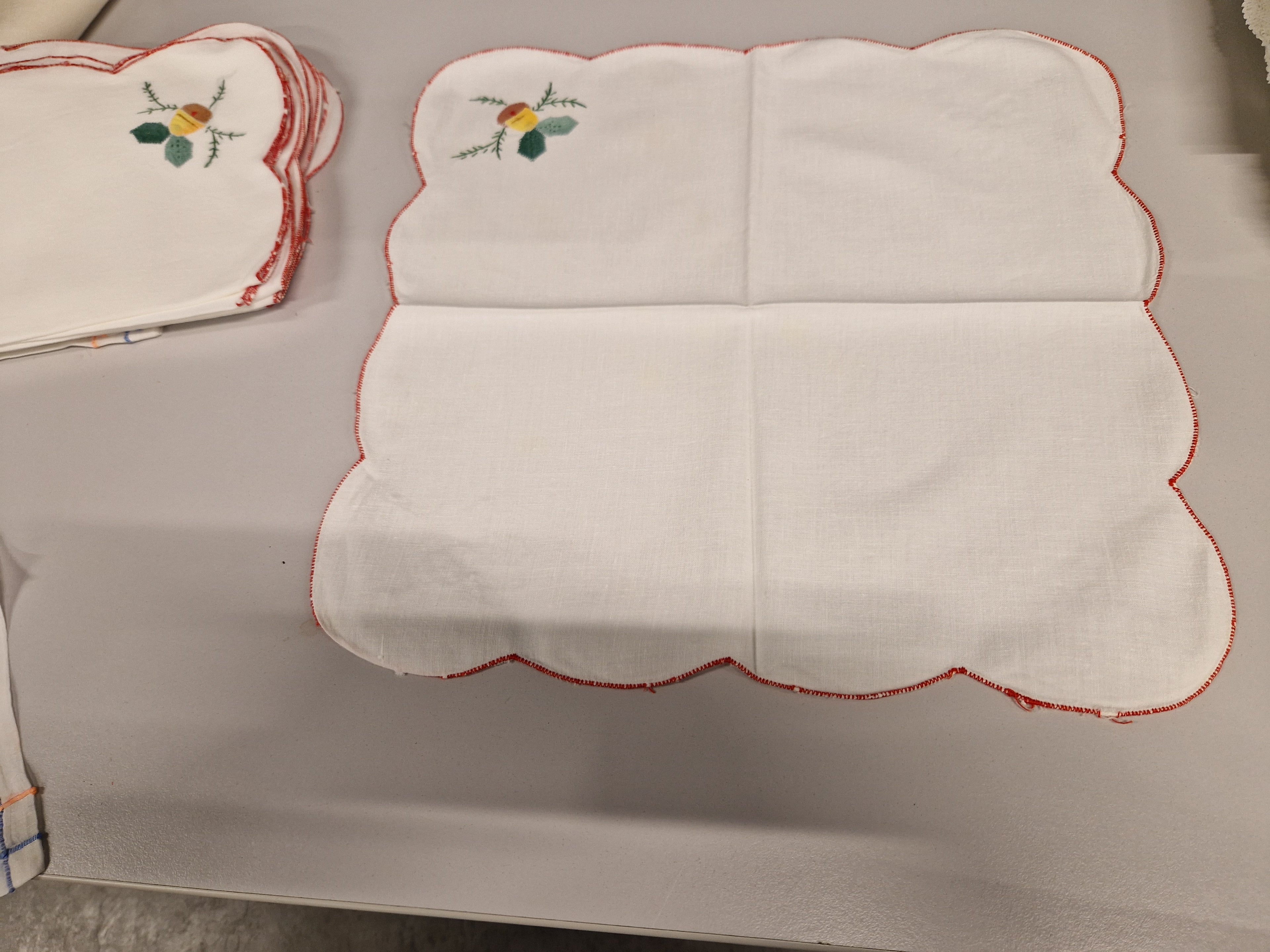 8 kerstservetten, fijn linnen en geborduurd, kerstklok, Duits