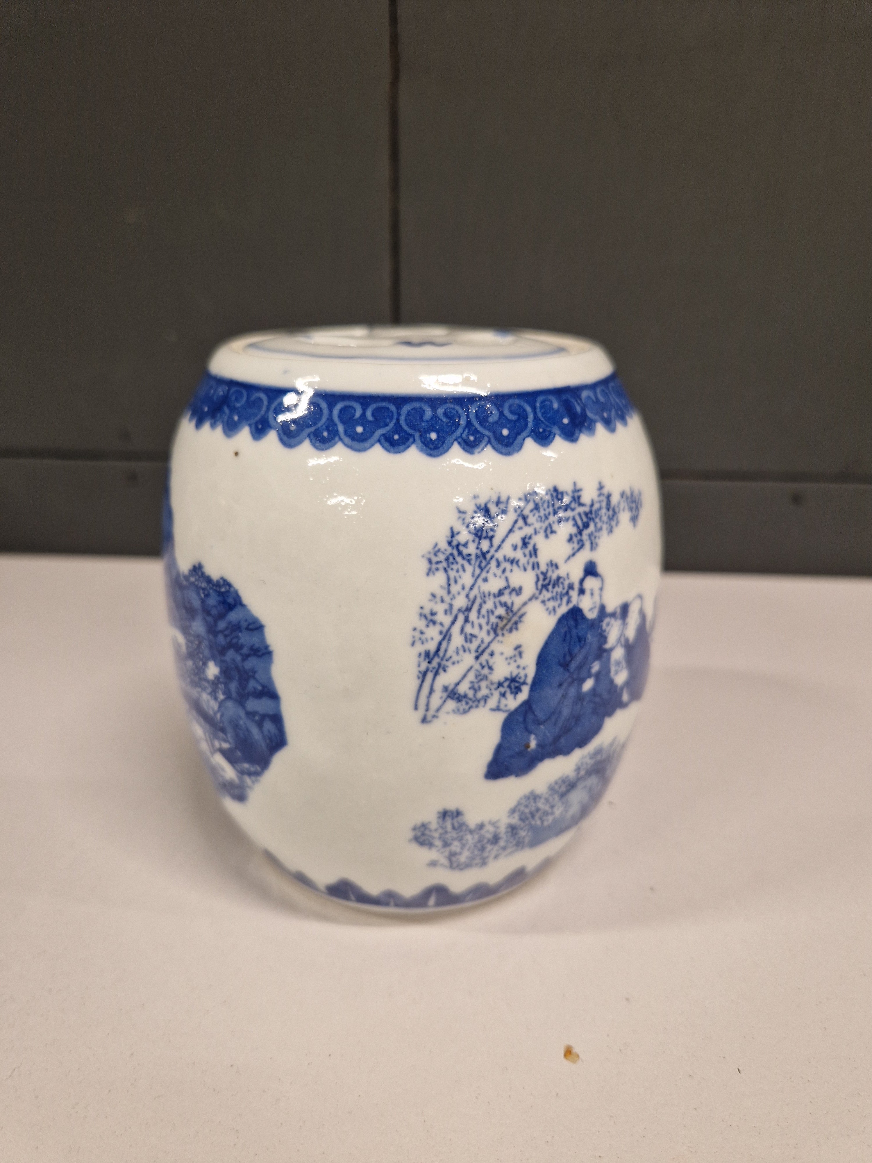 Chinees porselein vaasje, gemerkt