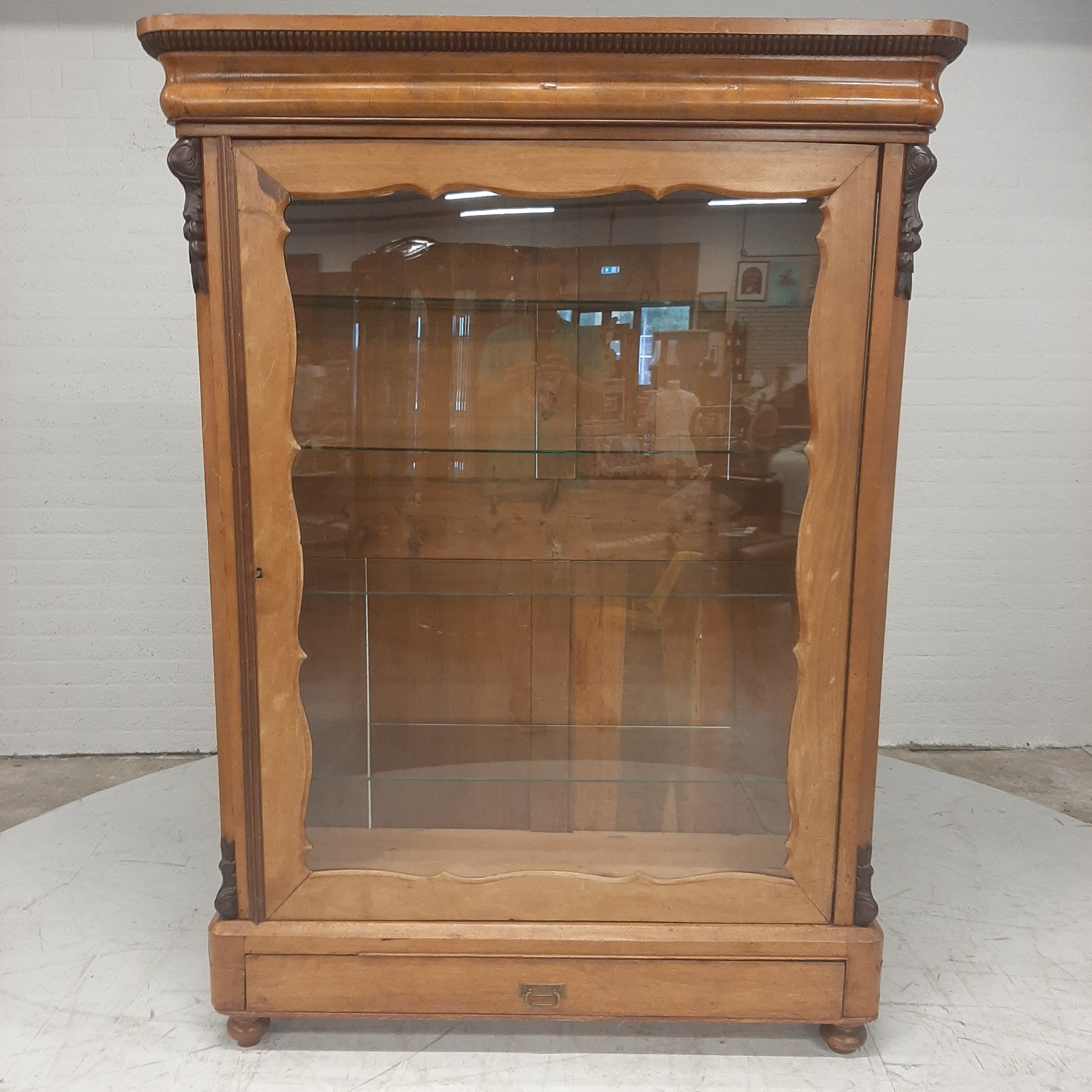 Vitrinekast met 4 glasplaten één grote glasdeur