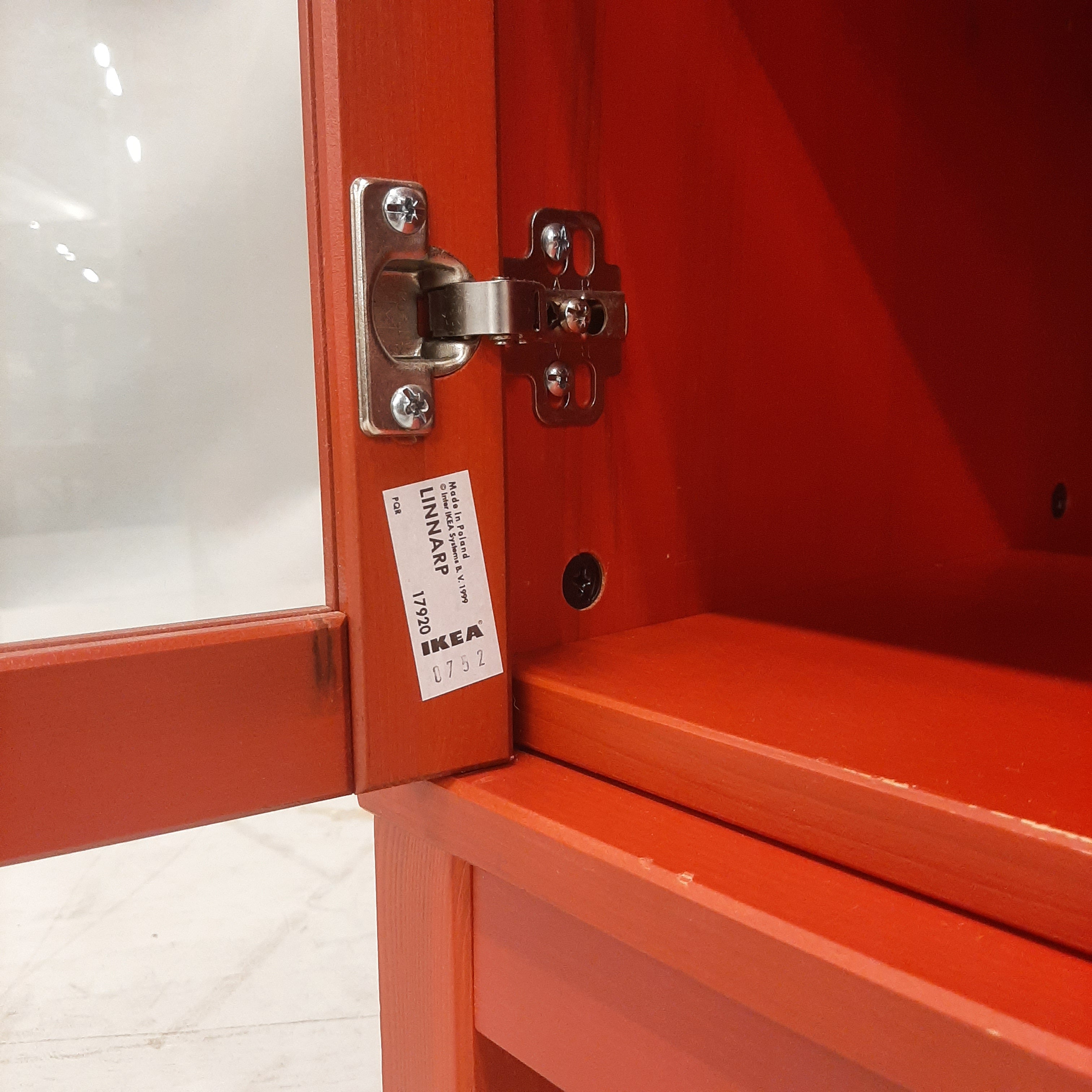 Rode Ikea vitrinekast
