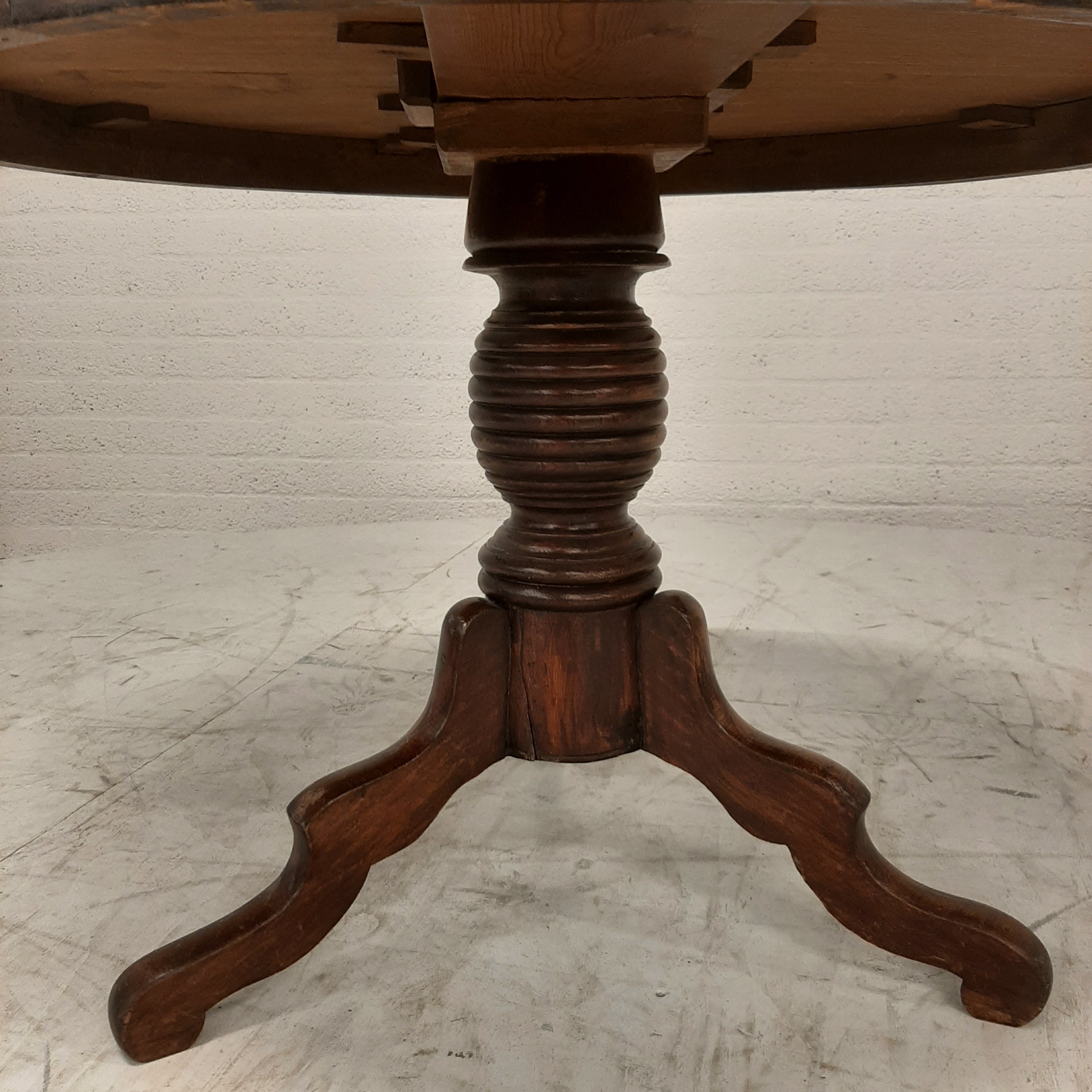 Ronde salontafel op poot met 3 voeten