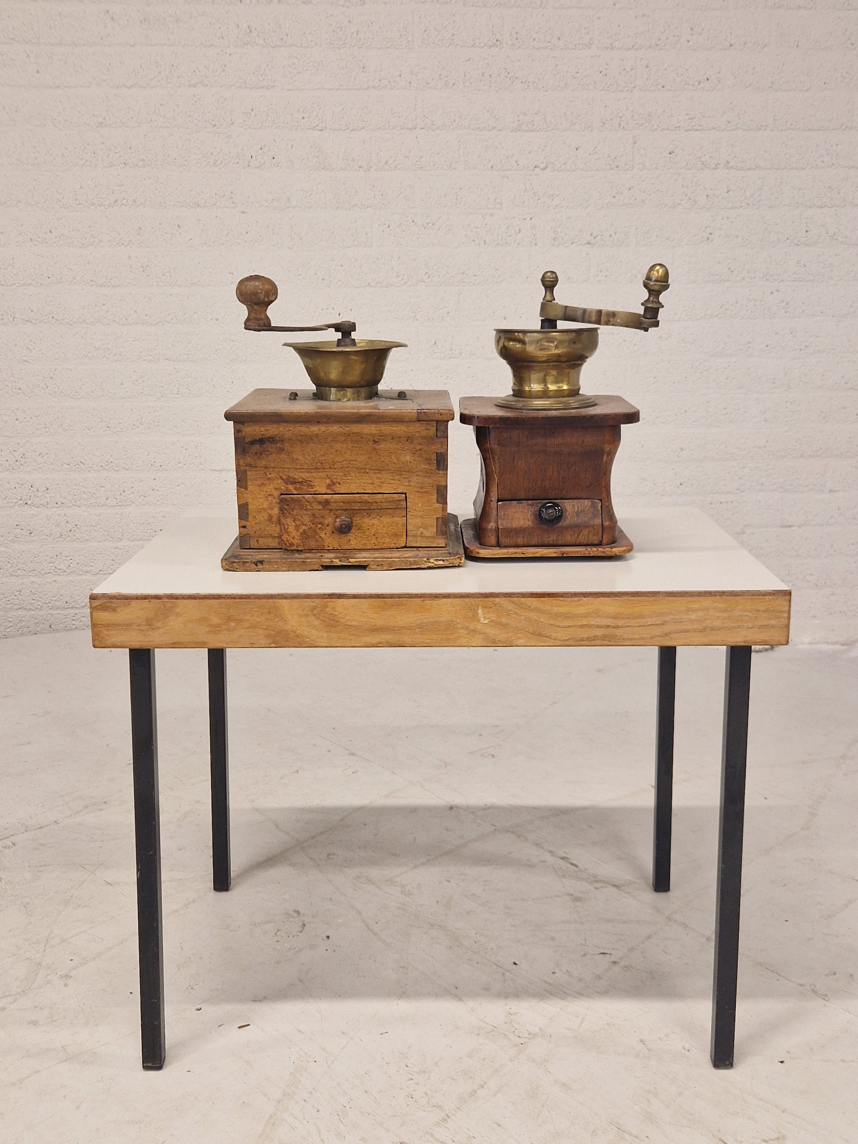 Twee antieke koffiemolens, p.s. 35