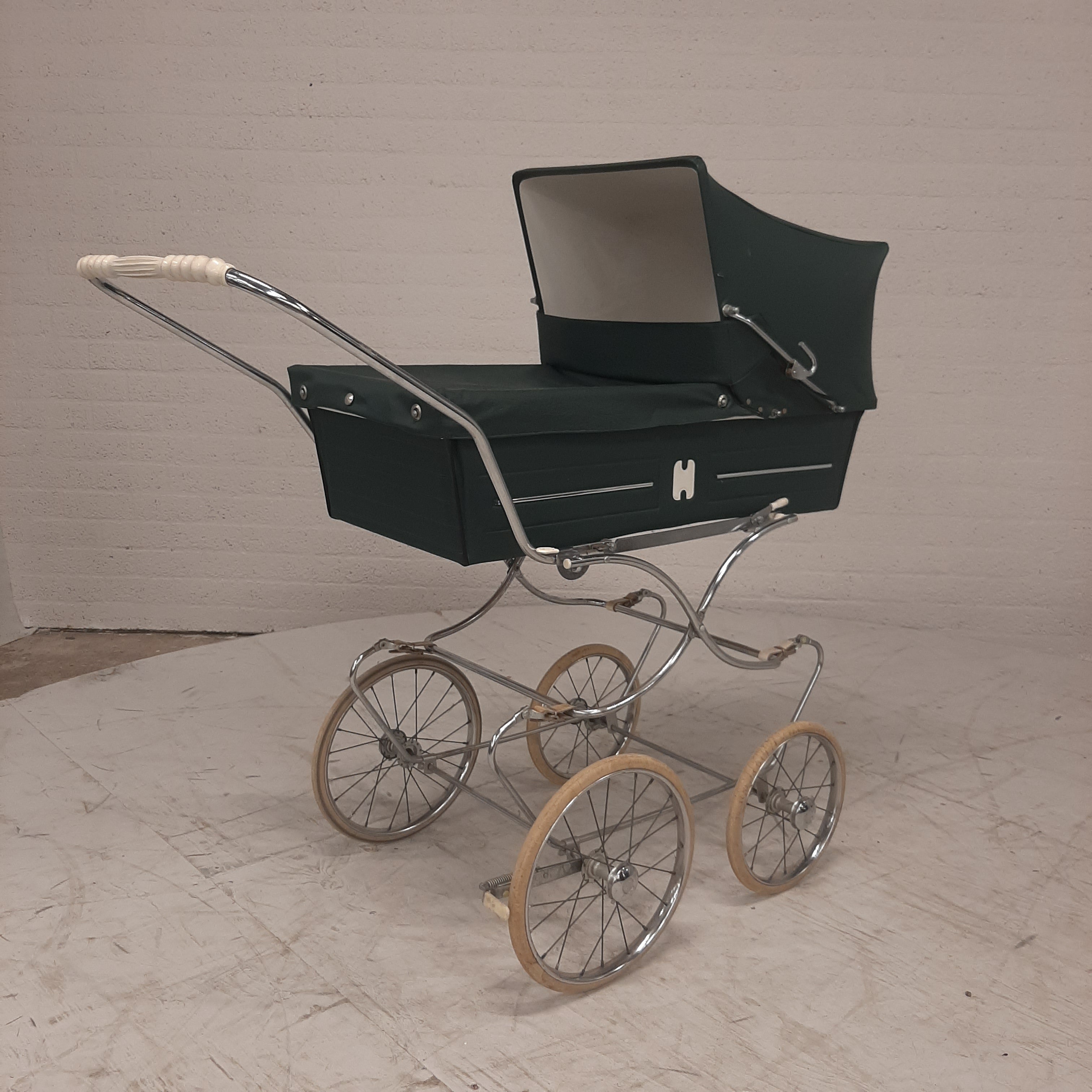Vintage kinderwagen groen