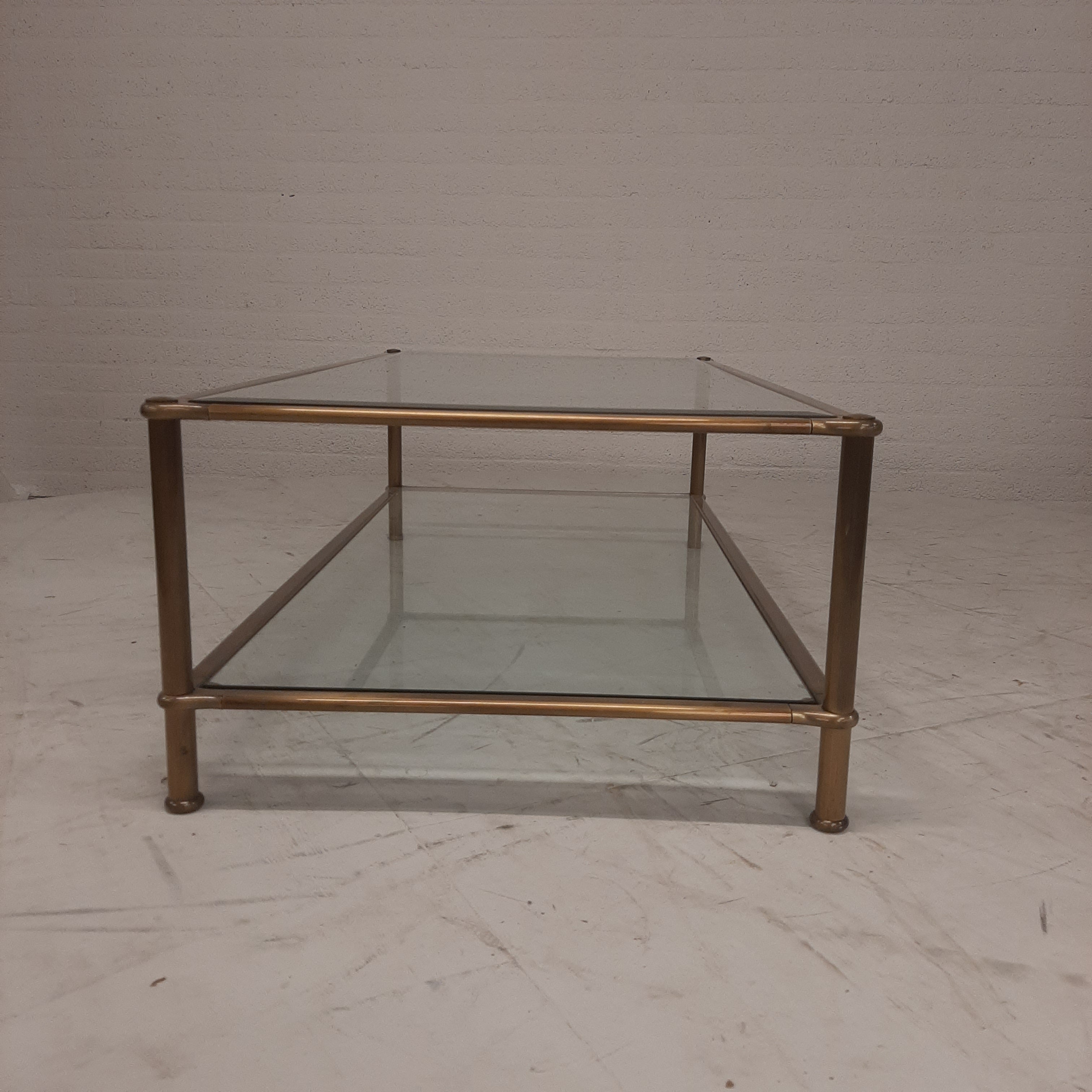 Messing salontafel met twee glasplaten