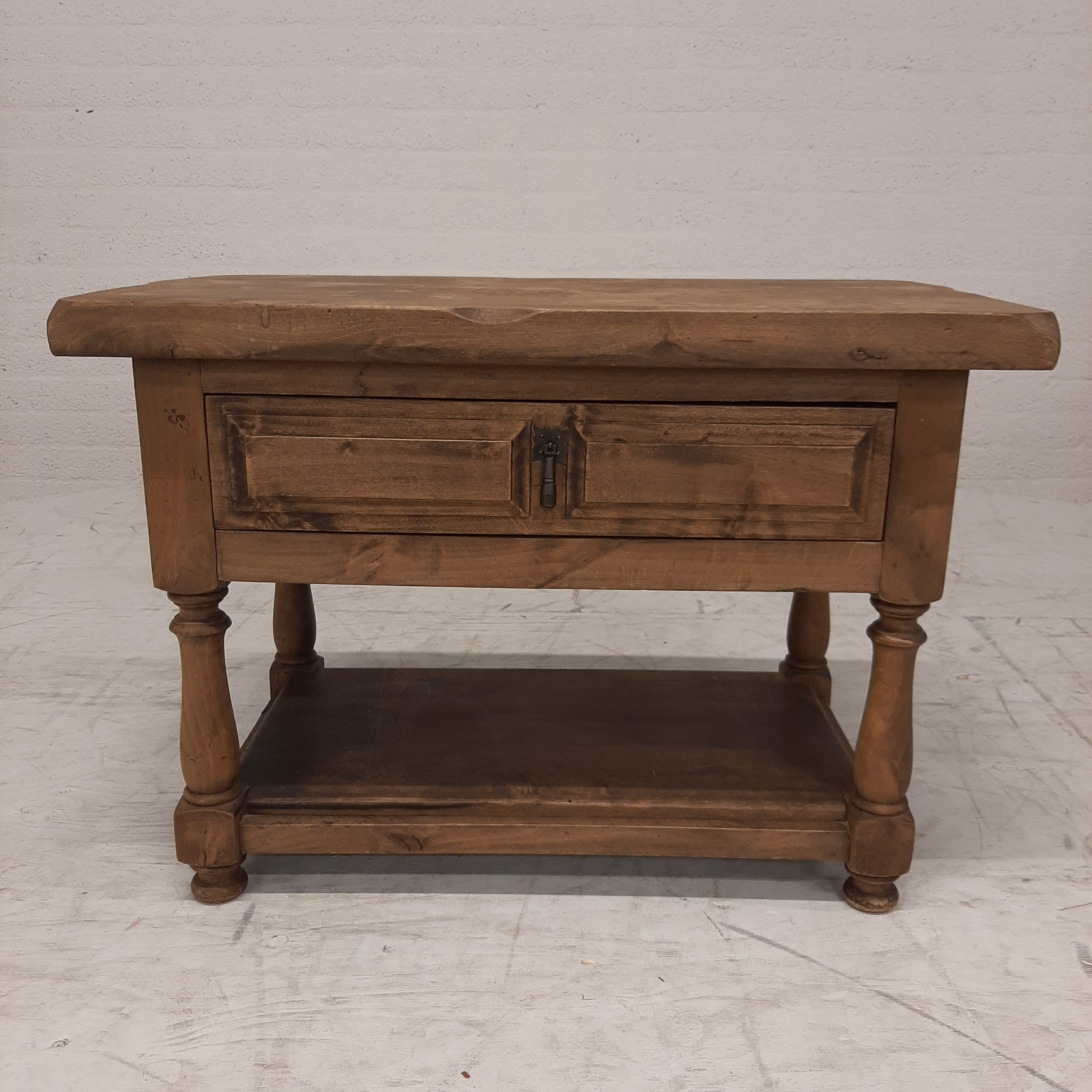 Klein houten tafeltje met 1 lade