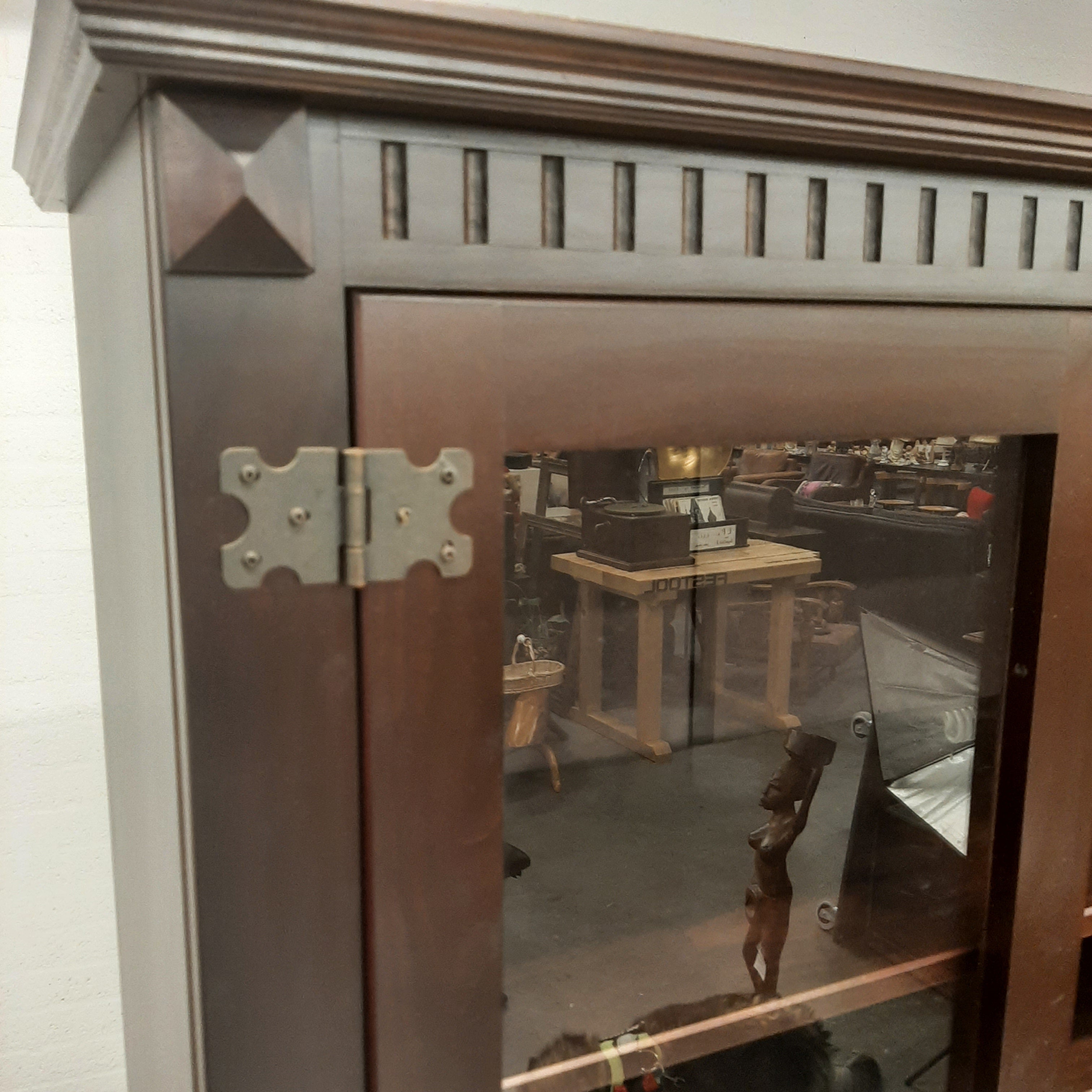 Koloniale vitrine/boekenkast