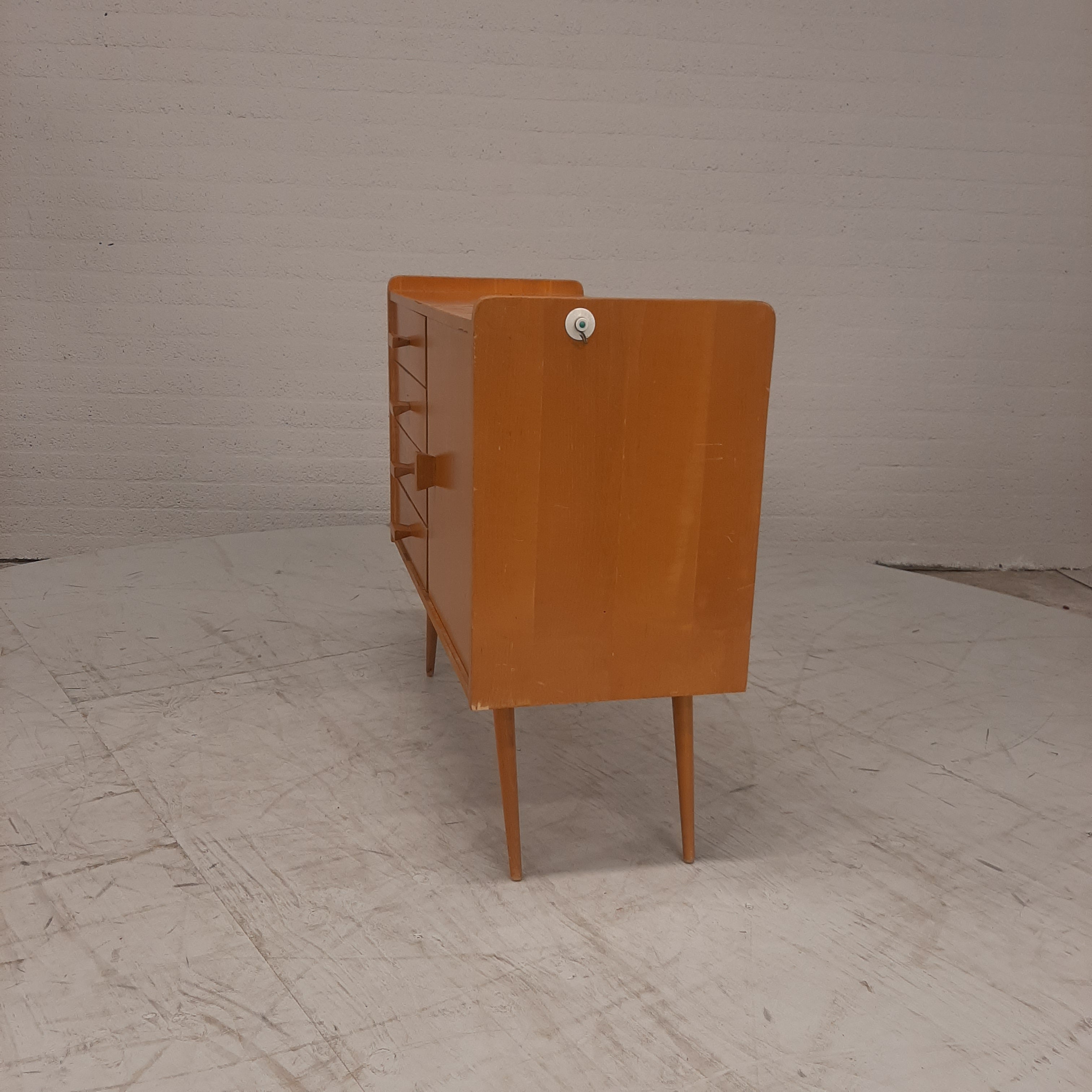 Houten kastje 4 lades en deurtje