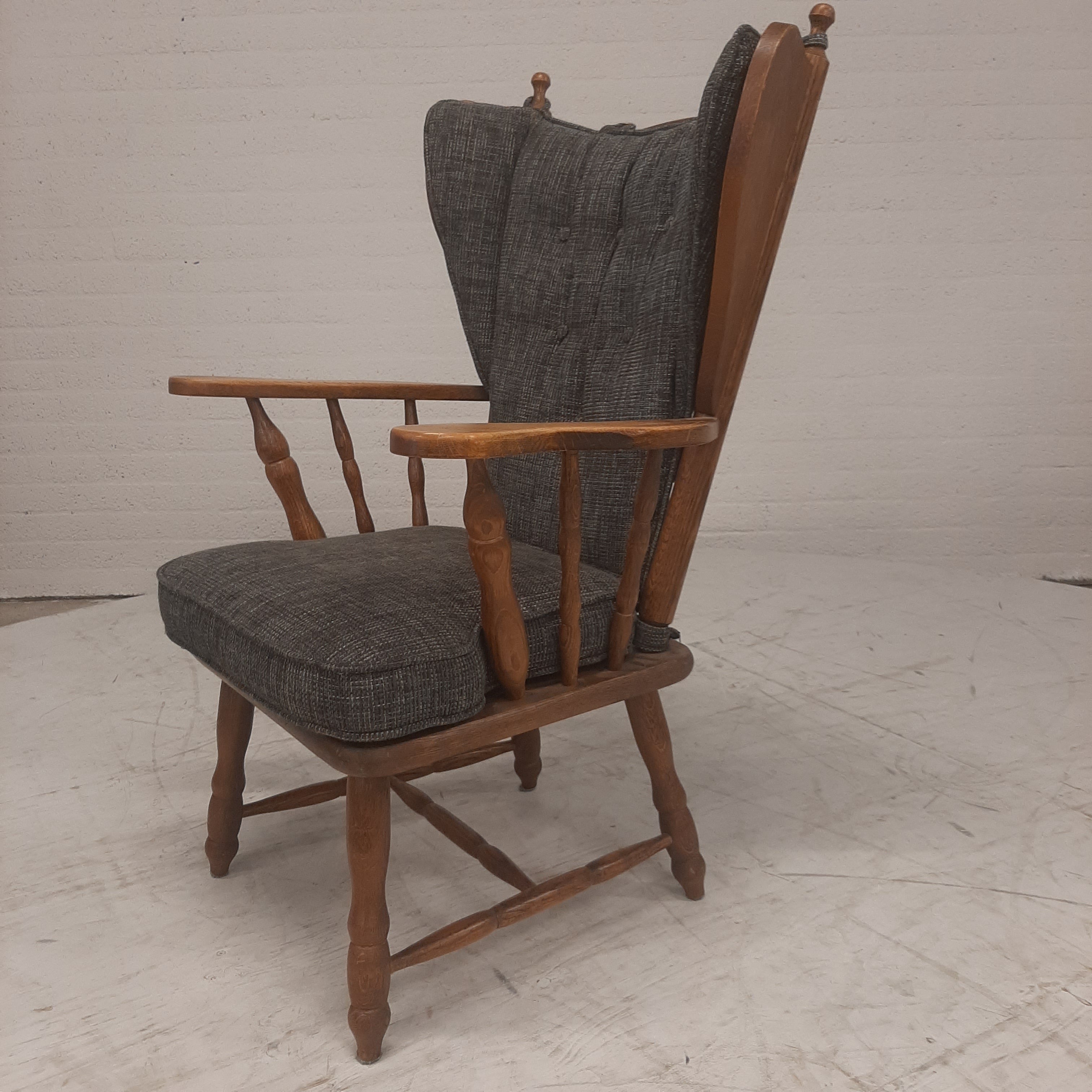 Eiken oorfauteuil met grijze bekleding