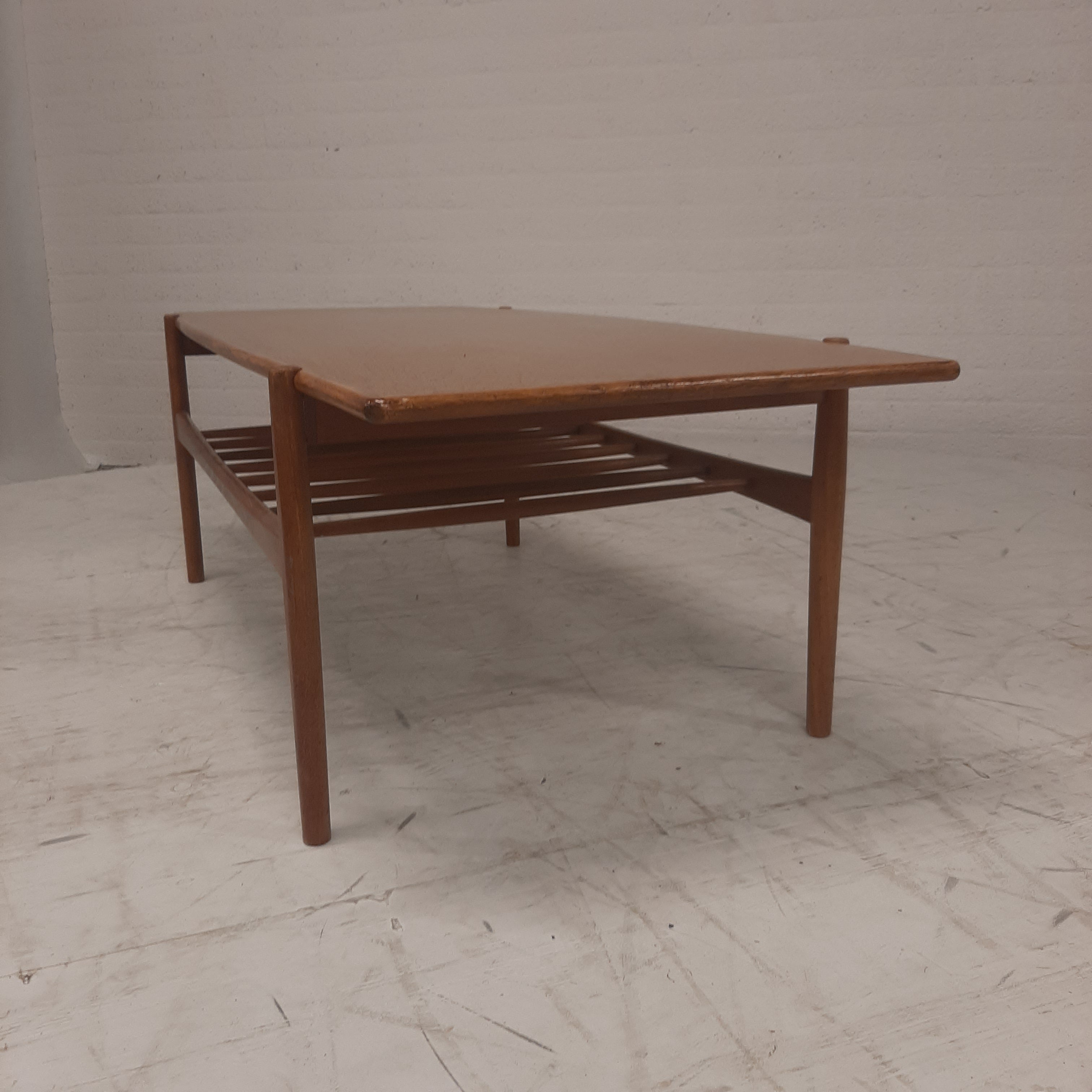 Mid Century modern salontafel met spijlen rek