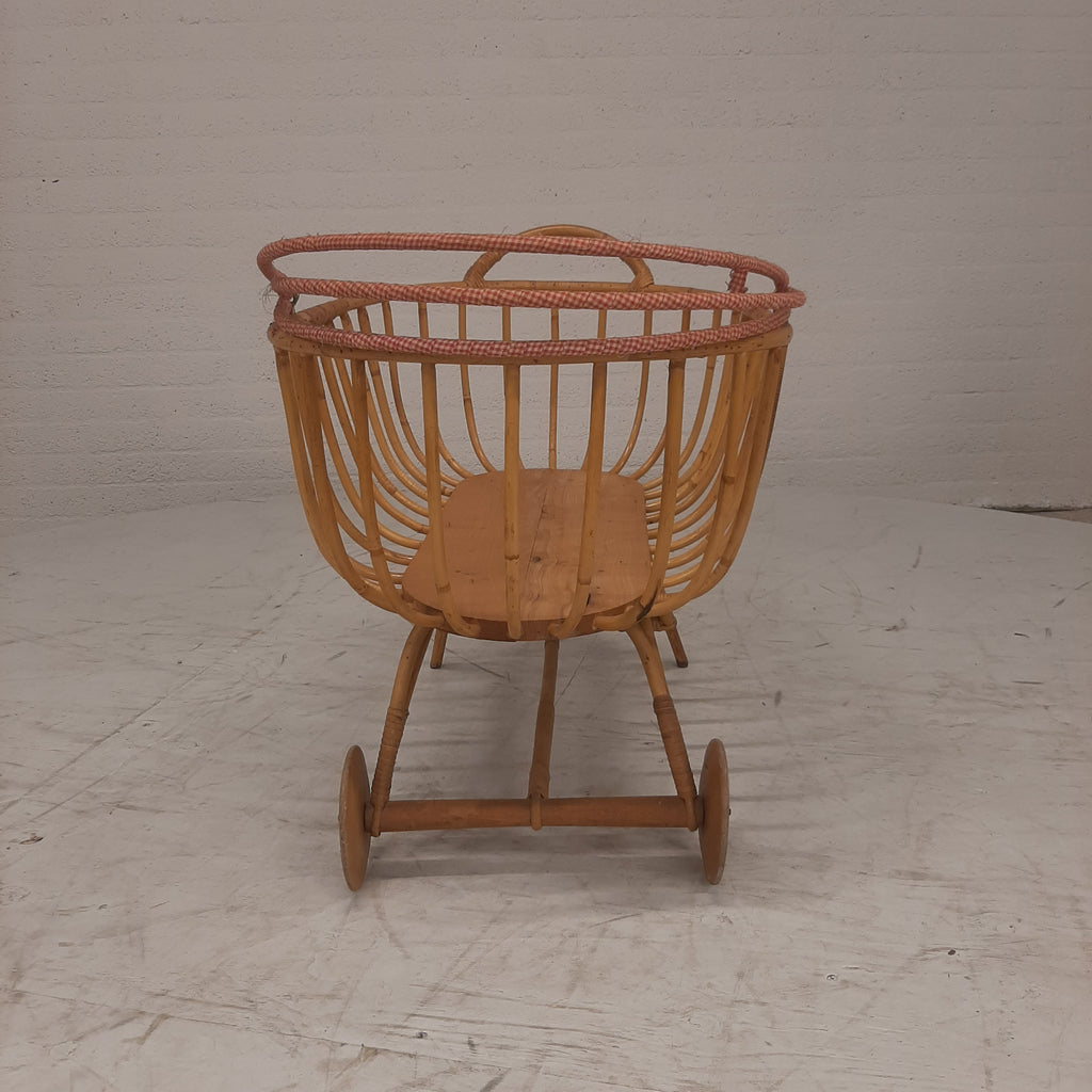 Rotan wieg twee wielen