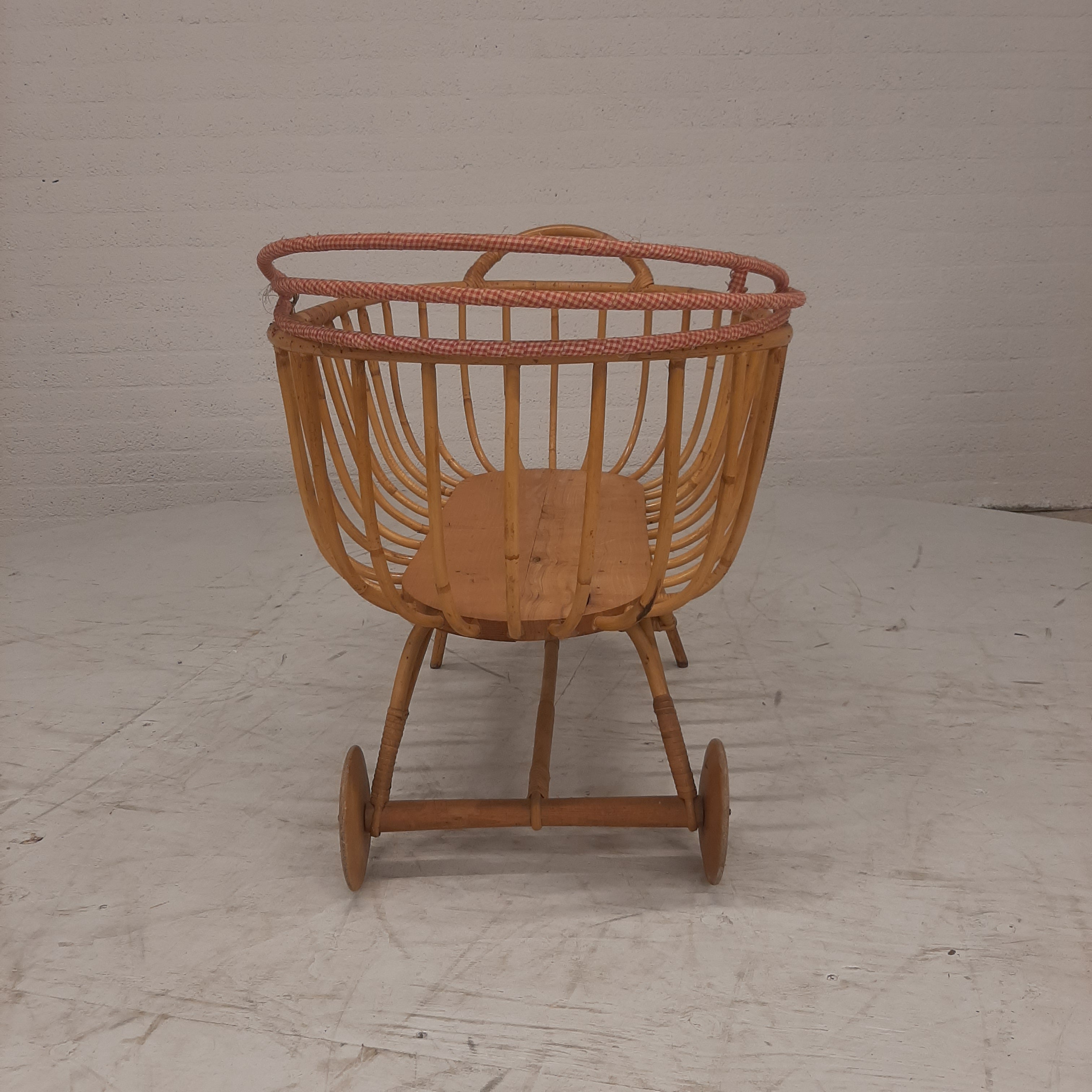Rotan wieg twee wielen