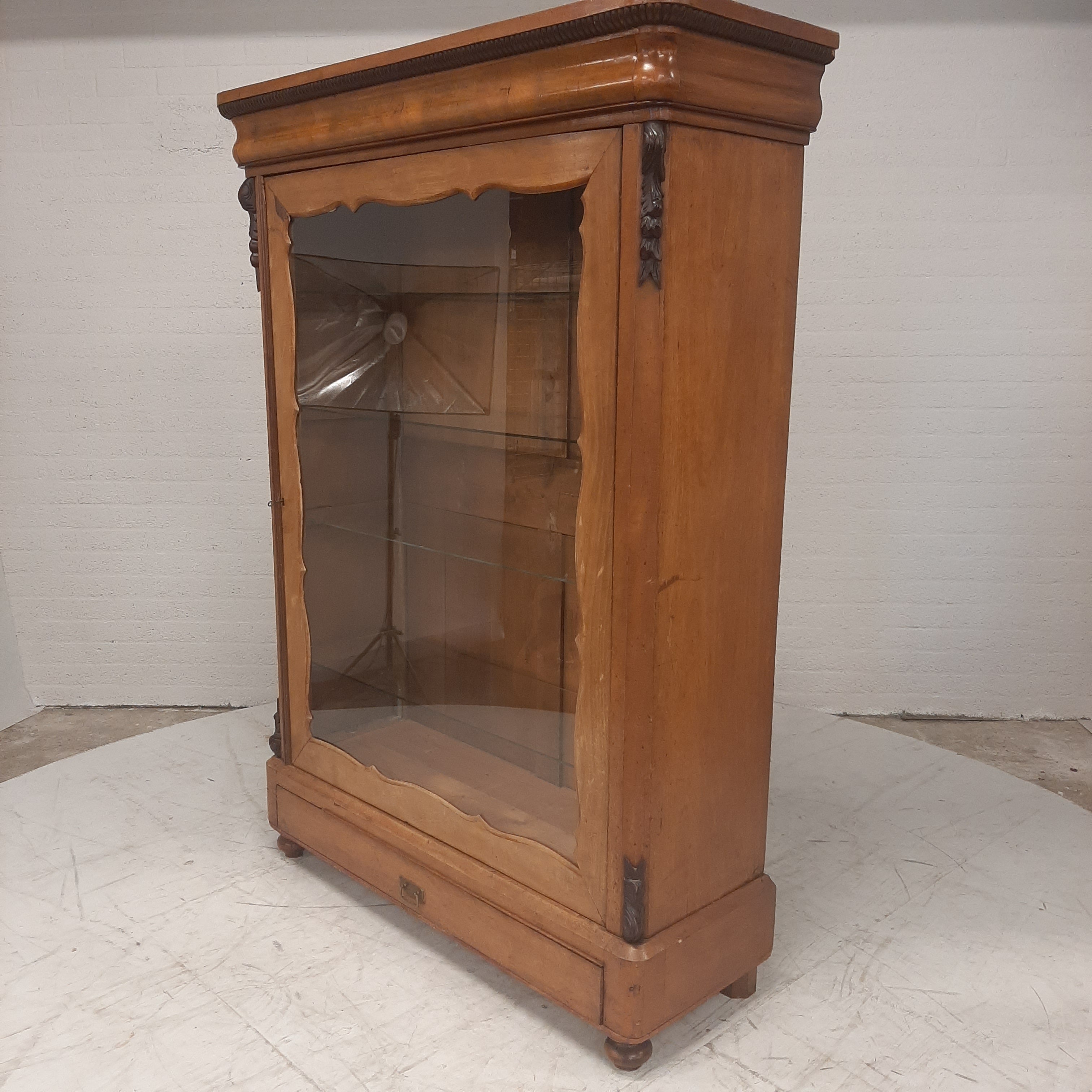 Vitrinekast met 4 glasplaten één grote glasdeur