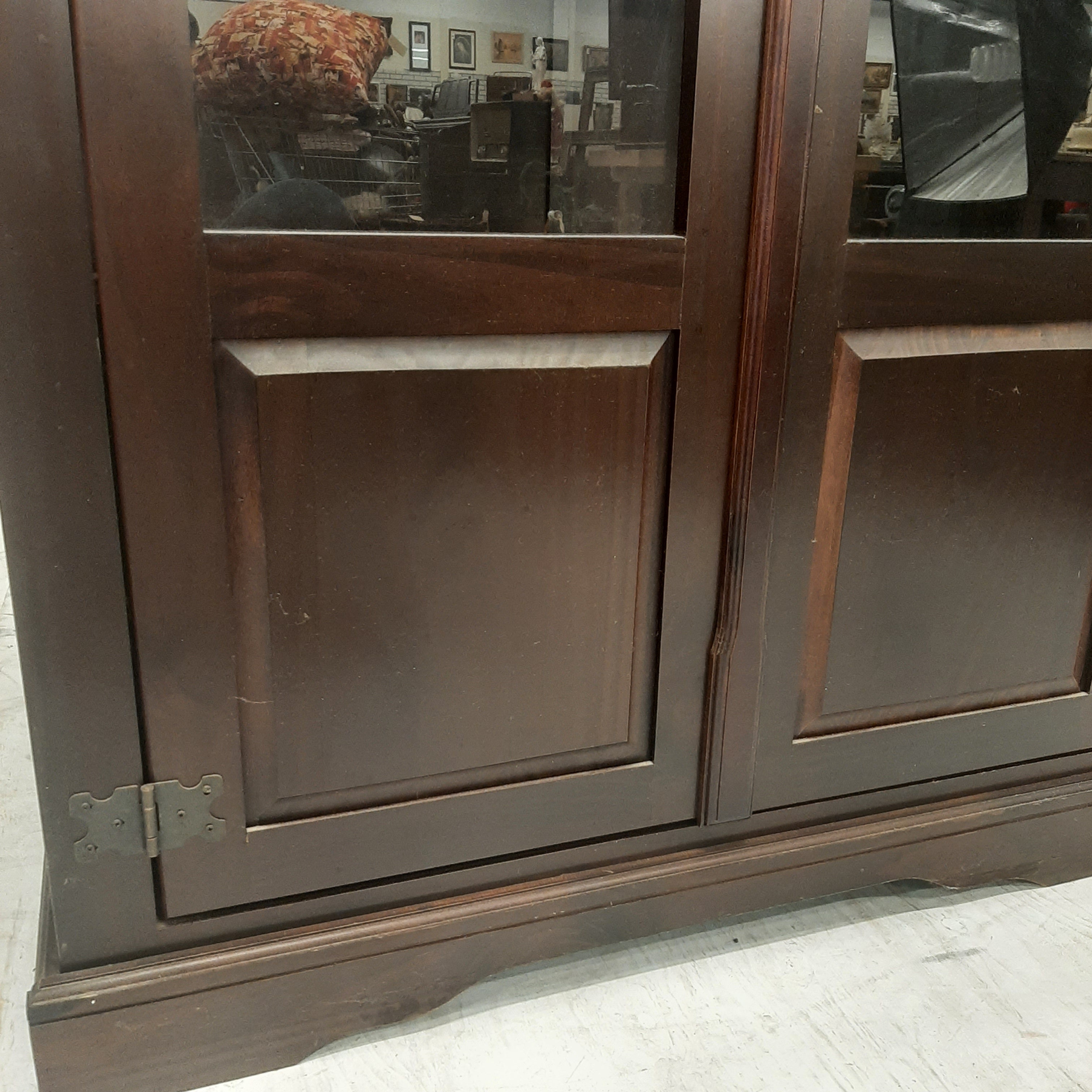 Koloniale vitrine/boekenkast